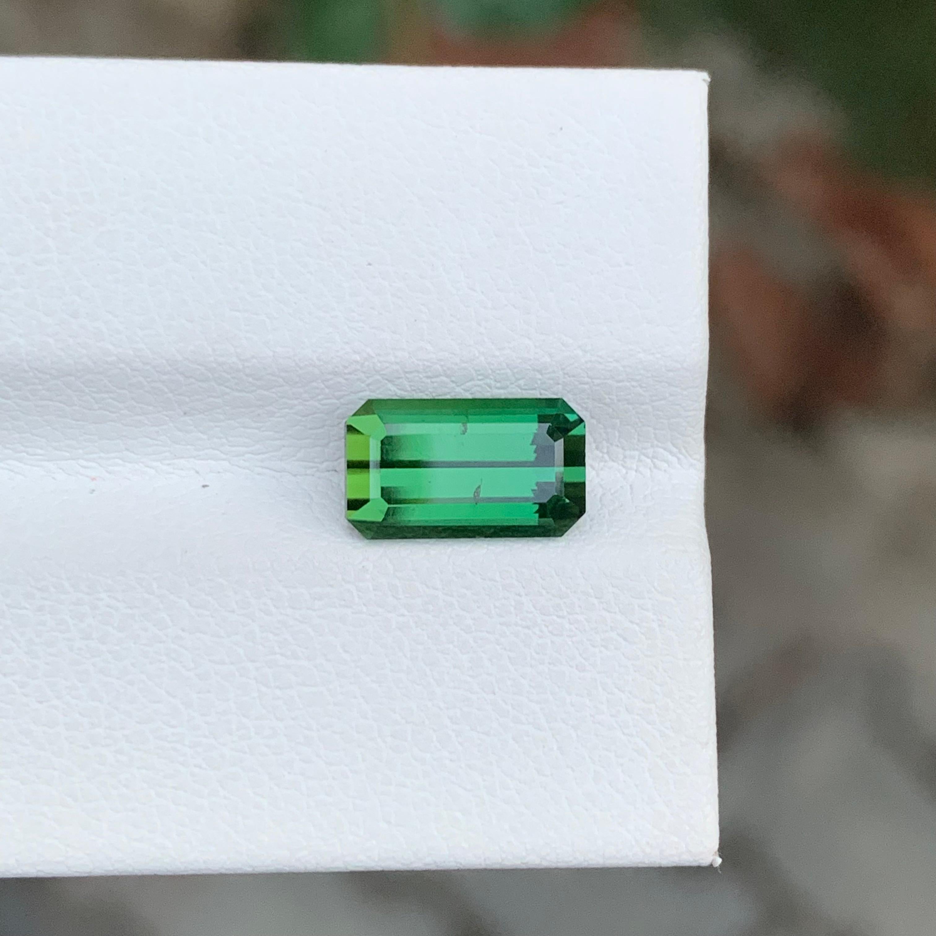 Taille émeraude 2.70 Carat Natural Loose Green Tourmaline Emerald Shape Gemstone (pierre précieuse en forme d'émeraude) en vente