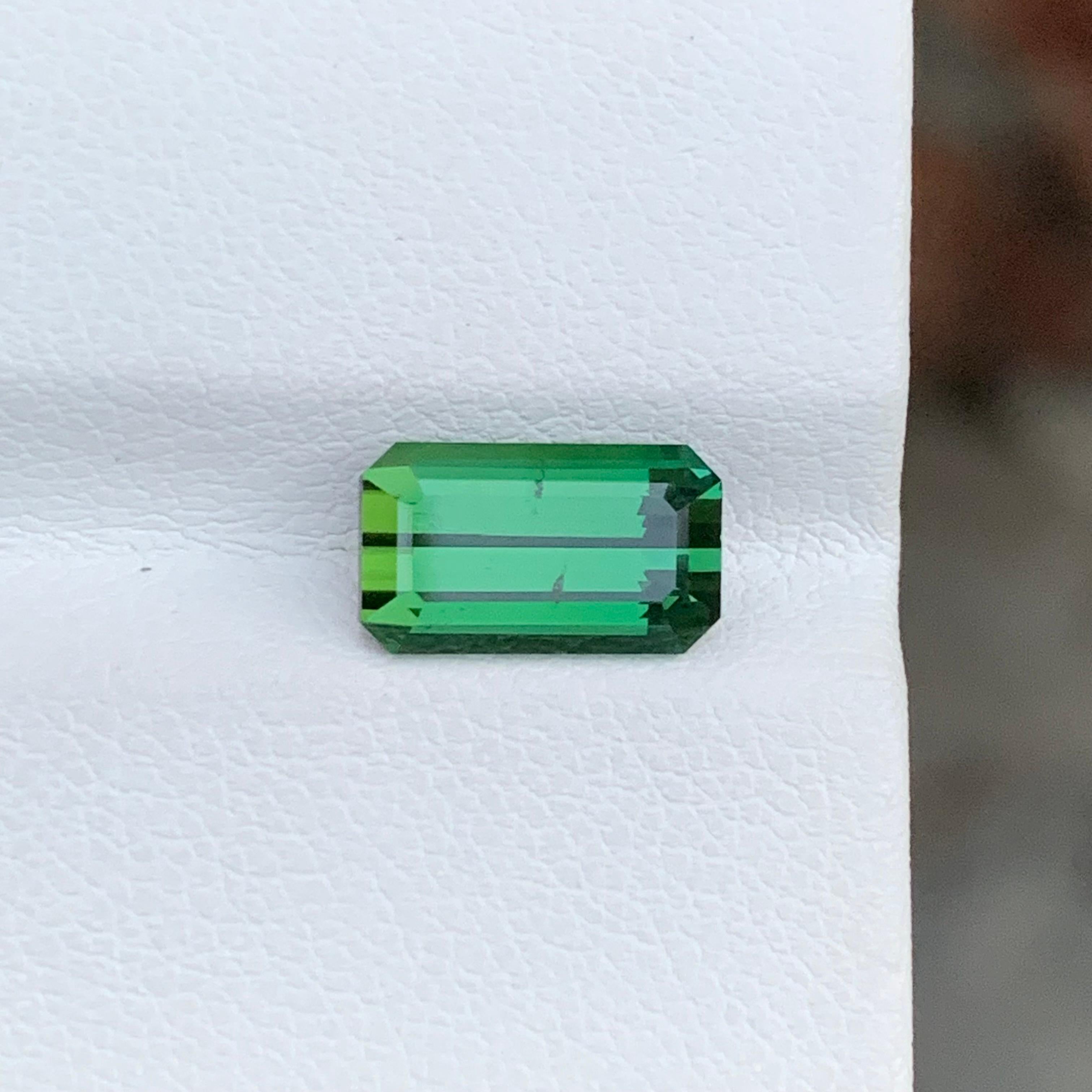 2.70 Carat Natural Loose Green Tourmaline Emerald Shape Gemstone (pierre précieuse en forme d'émeraude) Unisexe en vente