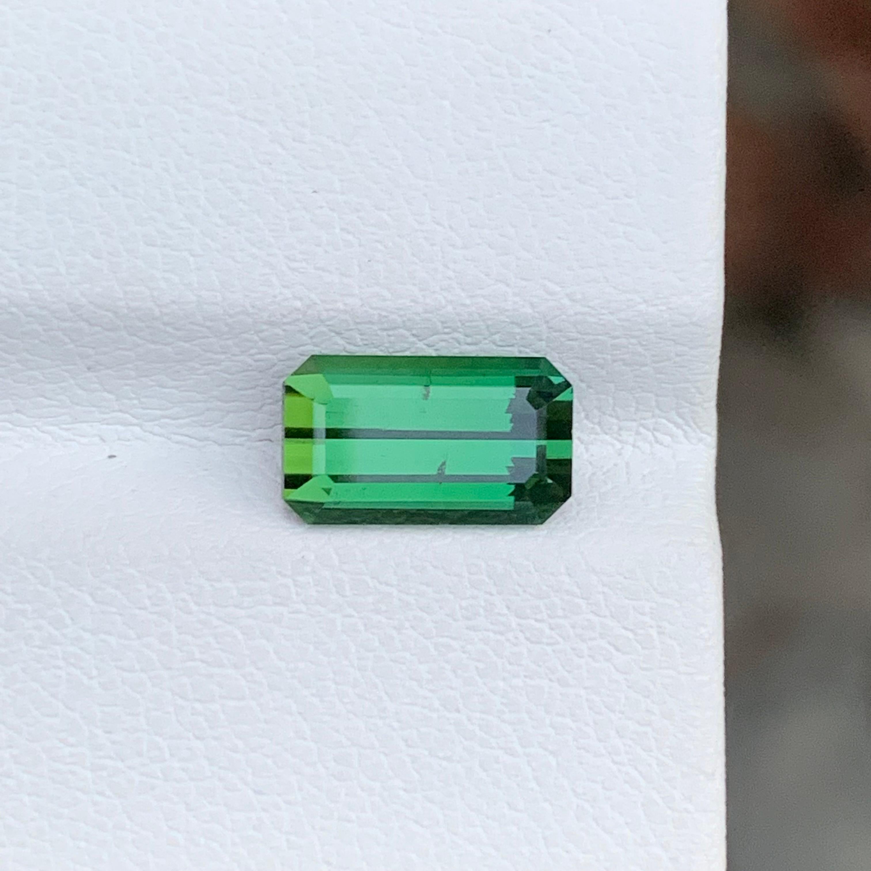 2.70 Carat Natural Loose Green Tourmaline Emerald Shape Gemstone (pierre précieuse en forme d'émeraude) en vente 1