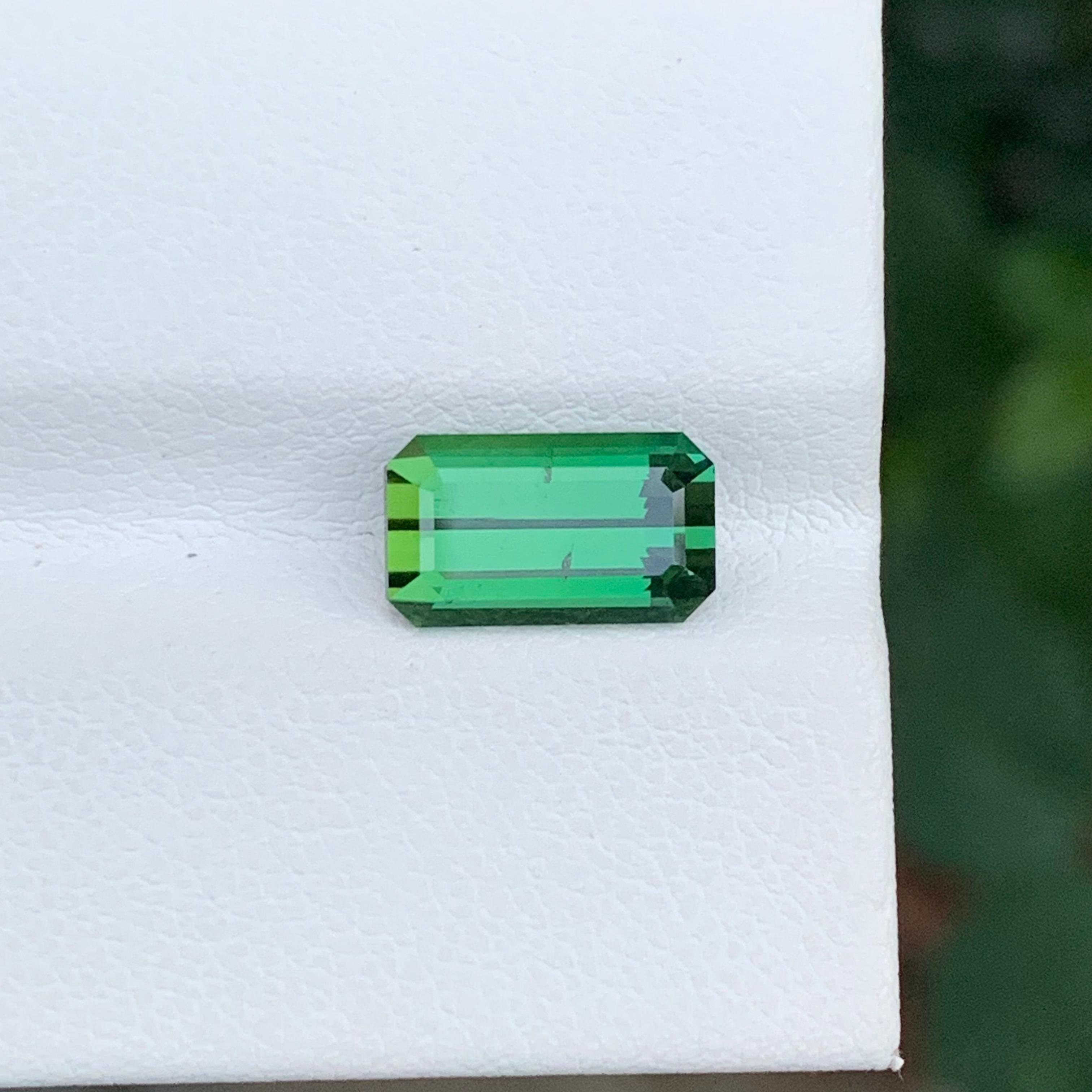 2.70 Carat Natural Loose Green Tourmaline Emerald Shape Gemstone (pierre précieuse en forme d'émeraude) en vente 3