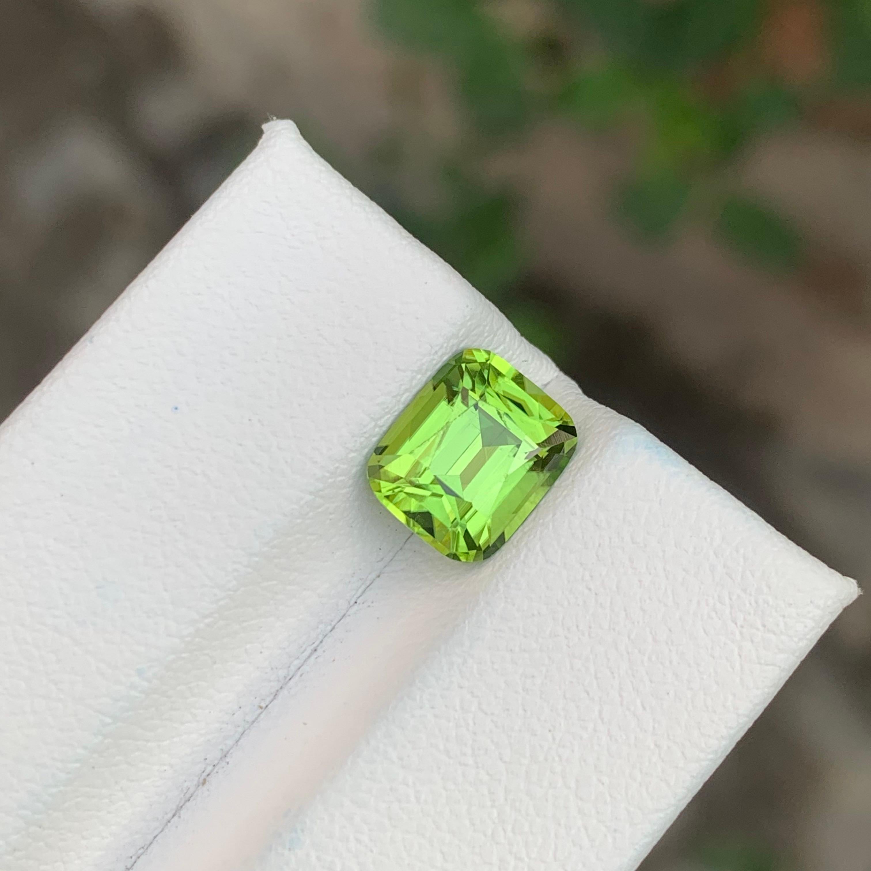 2.70 Carat Natural Loose Peridot Cushion Shape Gemstone In New Condition For Sale In Peshawar, PK