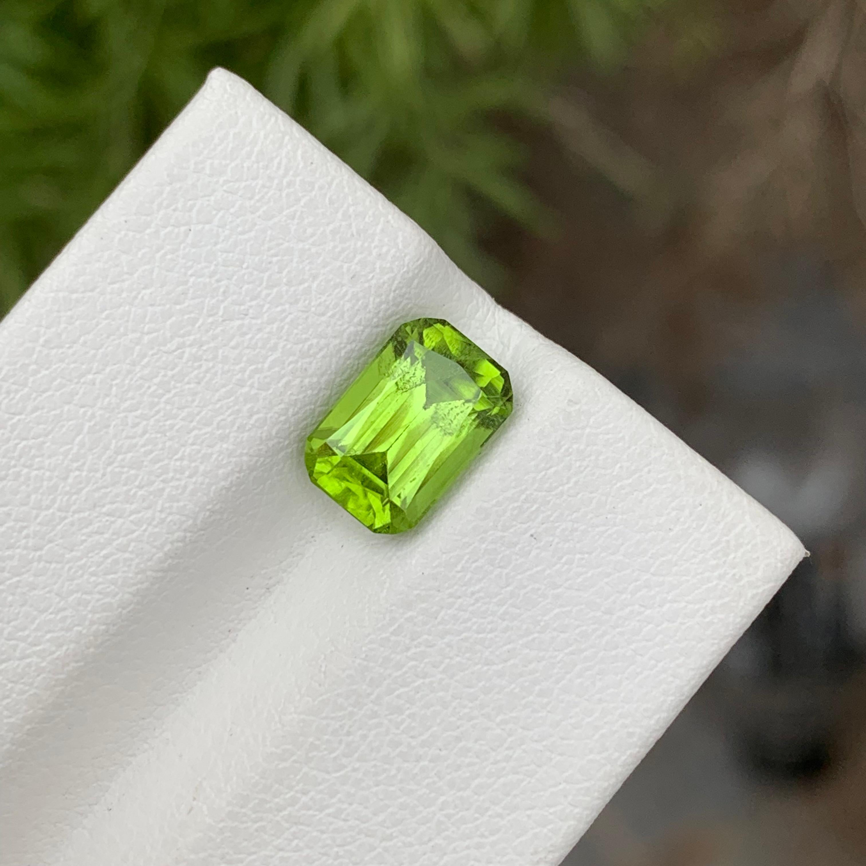 2.70 Carat Natural Loose Peridot Long Cushion Shape Gem For Ring  In New Condition For Sale In Peshawar, PK