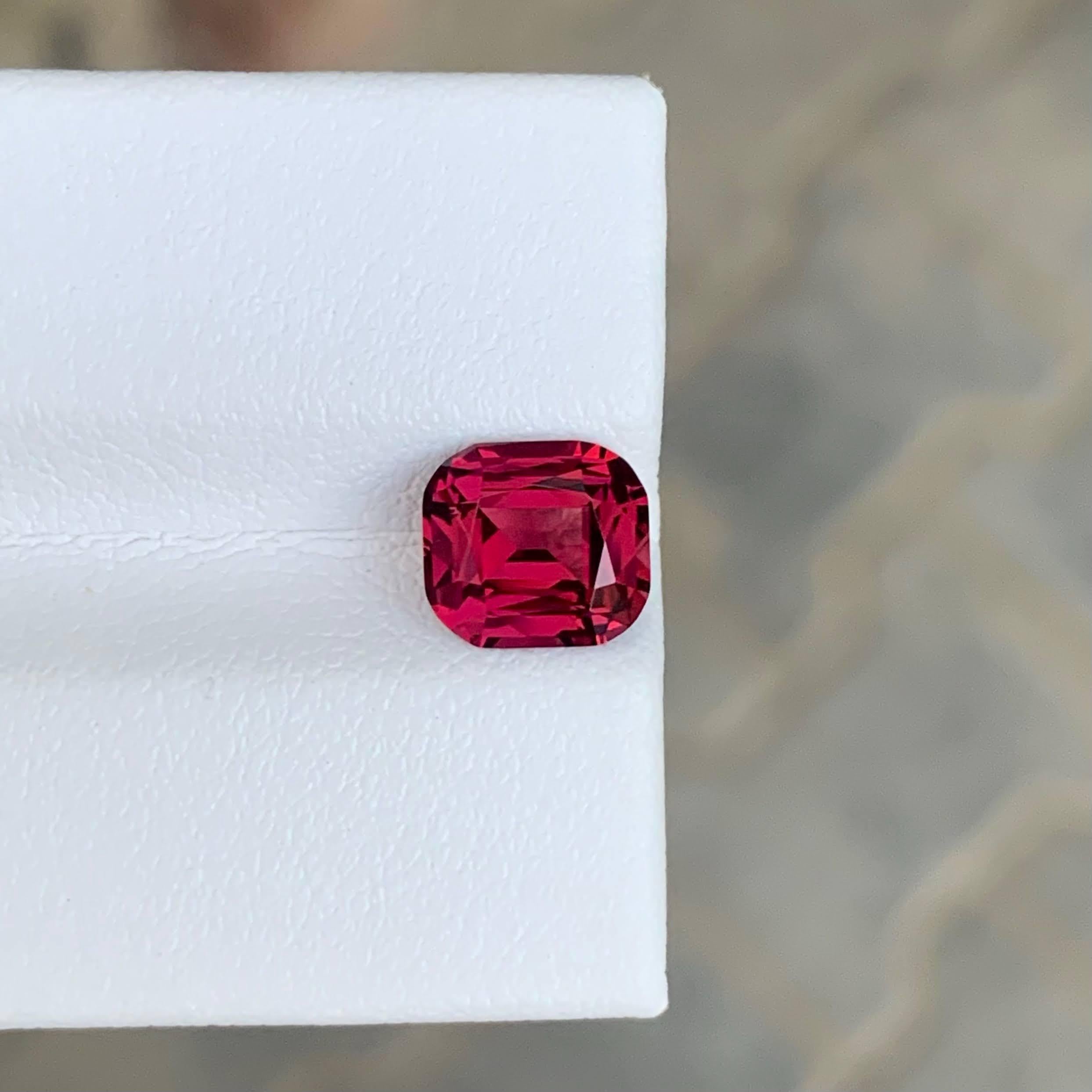 Gewicht 2,70 Karat 
Abmessungen 8,0x7,3x4,9 mm
Behandlung Keine 
Herkunft Tansanisch 
Klarheit VVS 
Form Schnitt Kissen 




Dieser 2,70 Karat schwere, lose, rosarote Granat weist eine reiche Mischung aus roten und rosafarbenen Tönen auf und strahlt