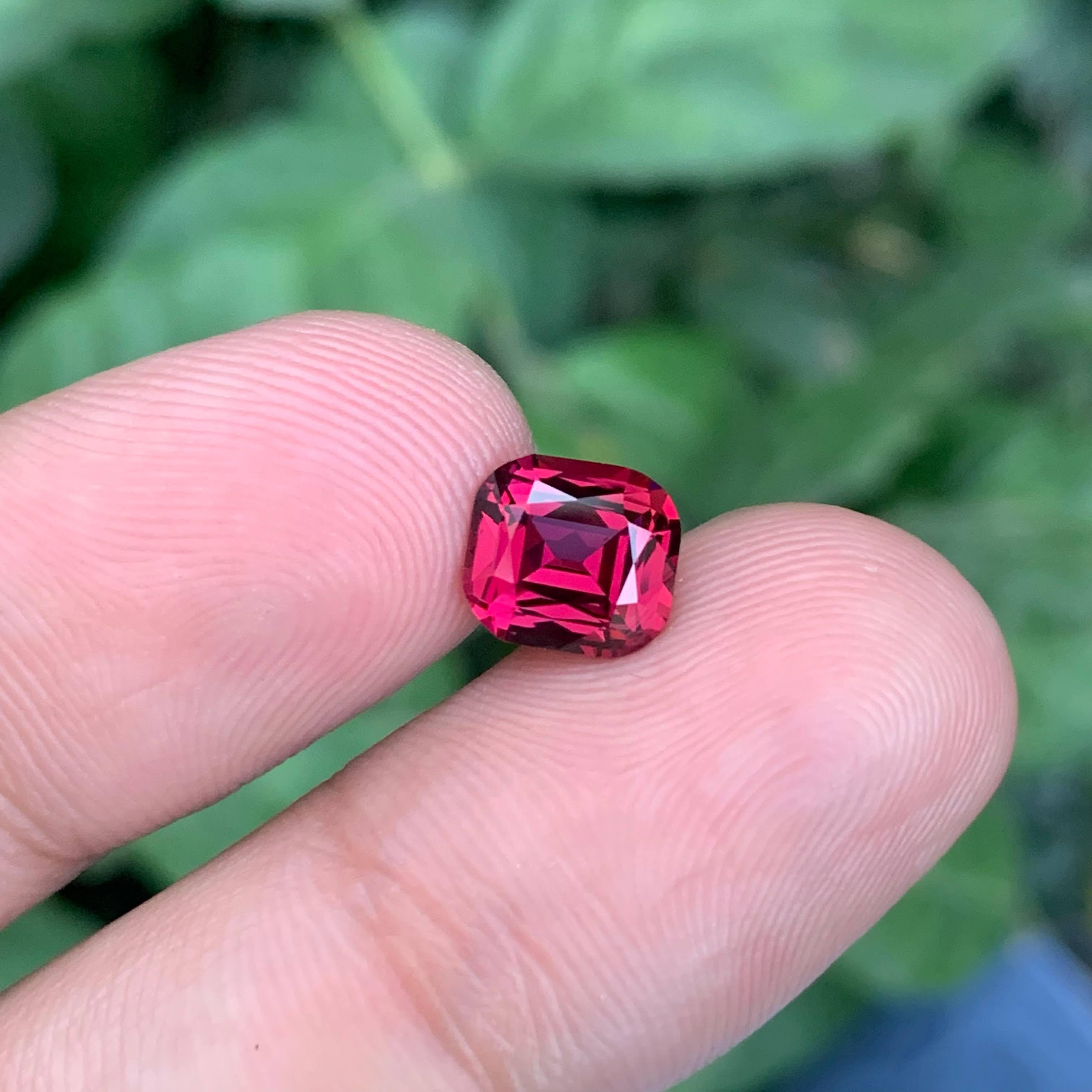 2.70 Karat natürlicher loser rosa-roter Granatstein im Kissenschliff tansanischer Edelstein im Angebot 1