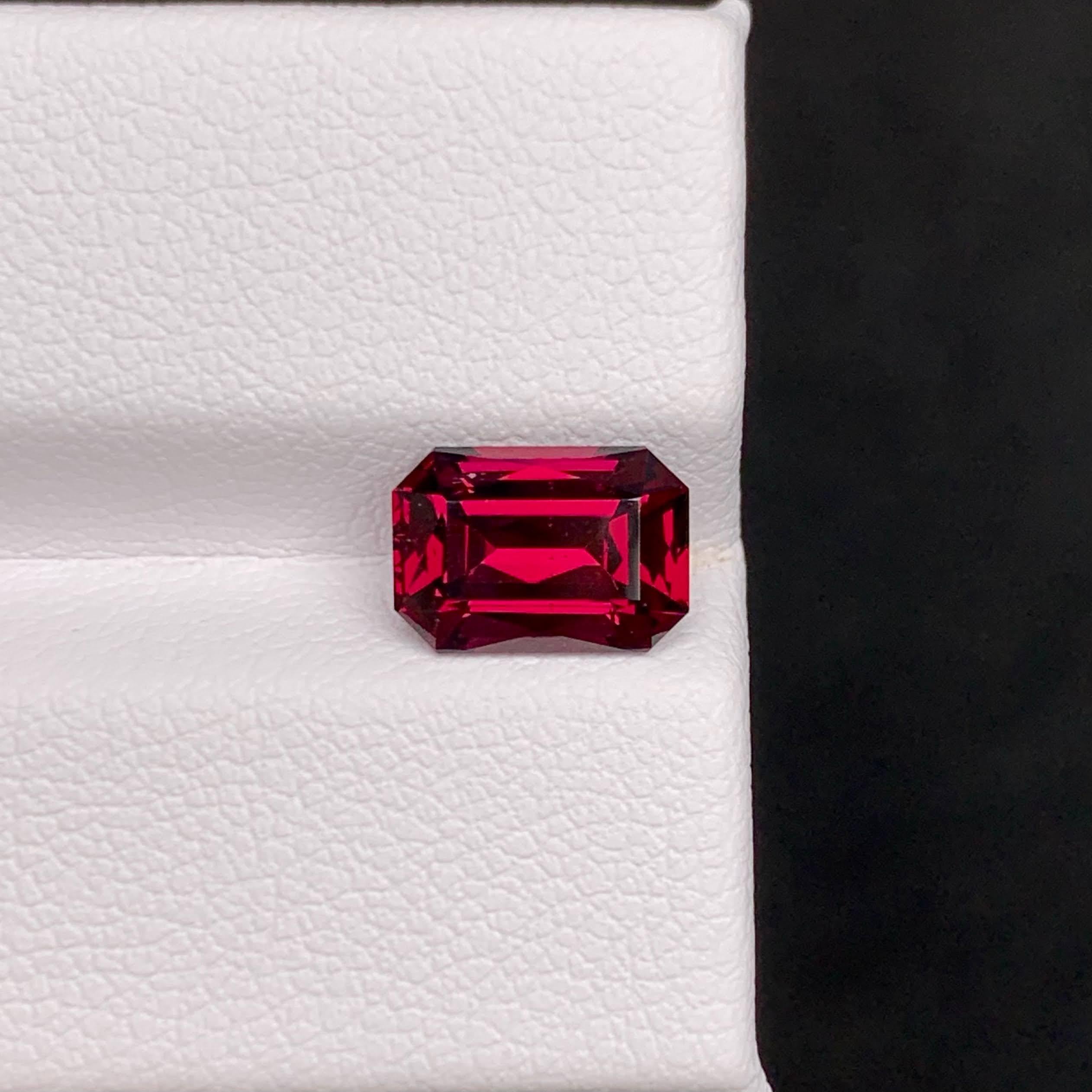 Peso 2,70 carati 
Dimensioni 9.2x6.4x4.7 mm
Trattamento Nessuno 
Origine Tanzania 
Chiarezza VVS 
Forma Taglio Smeraldo 



Il Granato Rosso Sciolto Nature da 2,70 Carati è una gemma straordinaria caratterizzata da un raro taglio di precisione a
