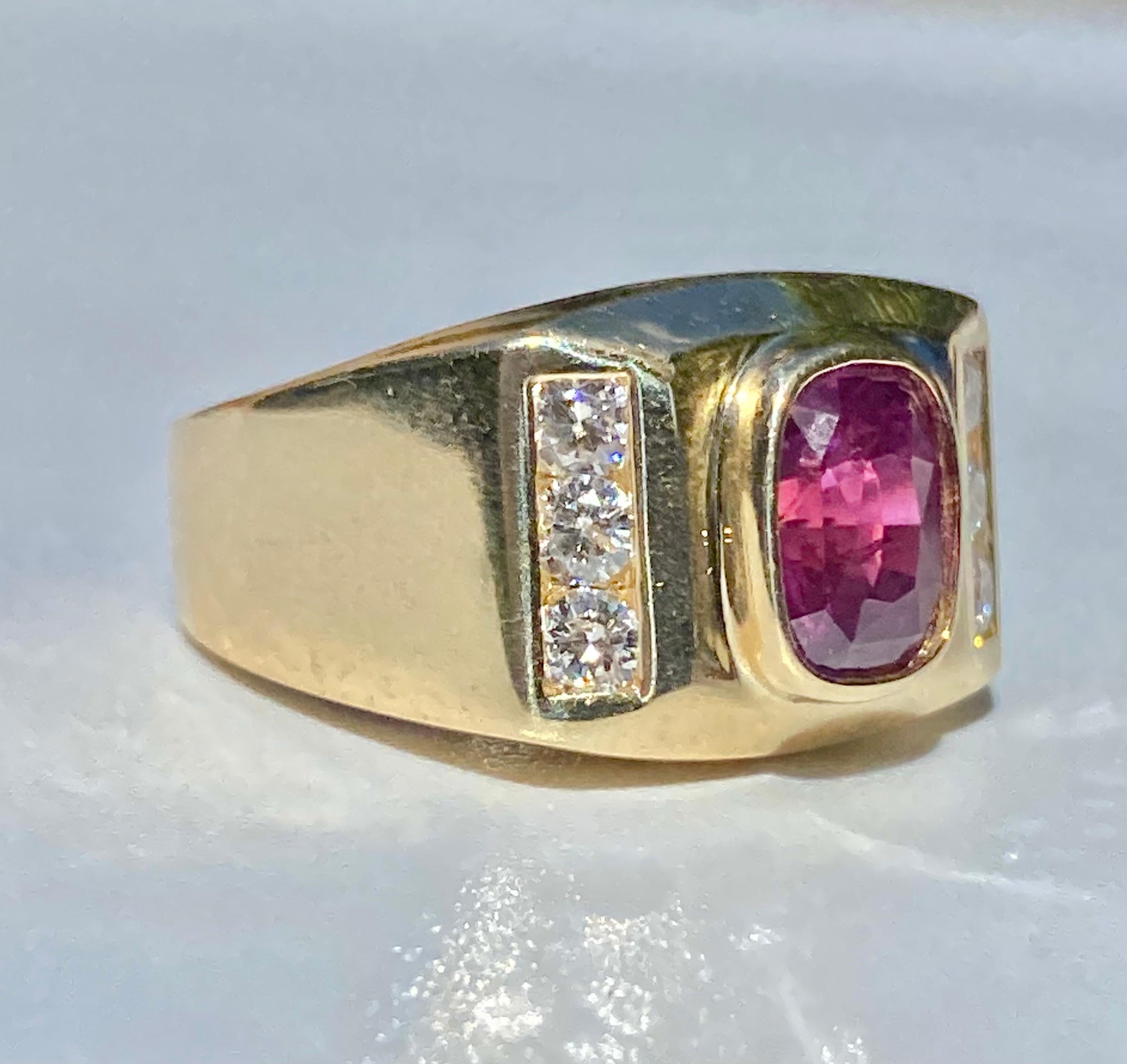Bague pour homme en or 14 carats avec rubis rouge violacé taille ovale de 2,70 carats et diamants Excellent état - En vente à Miami, FL