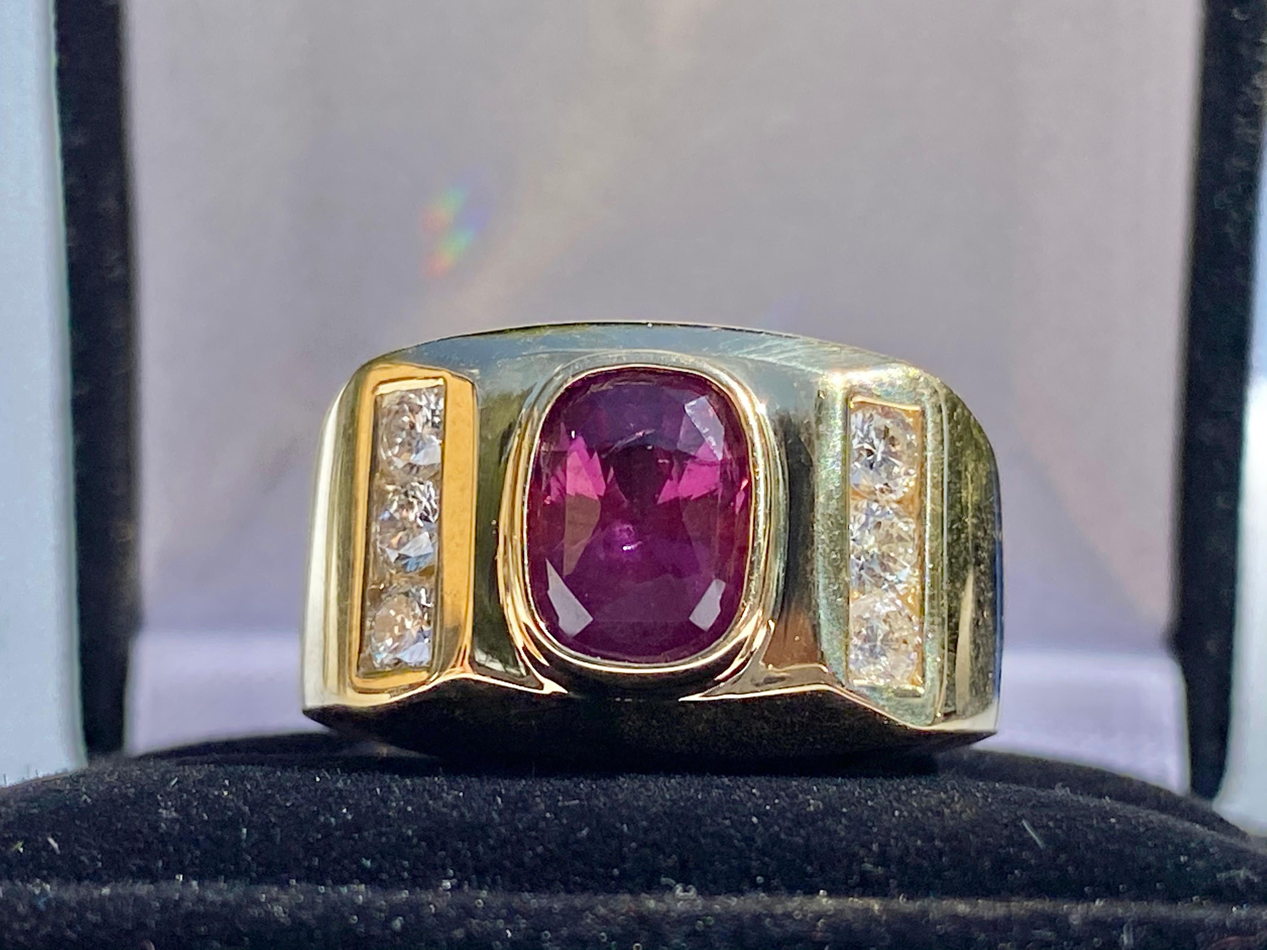 Bague pour homme en or 14 carats avec rubis rouge violacé taille ovale de 2,70 carats et diamants Unisexe en vente