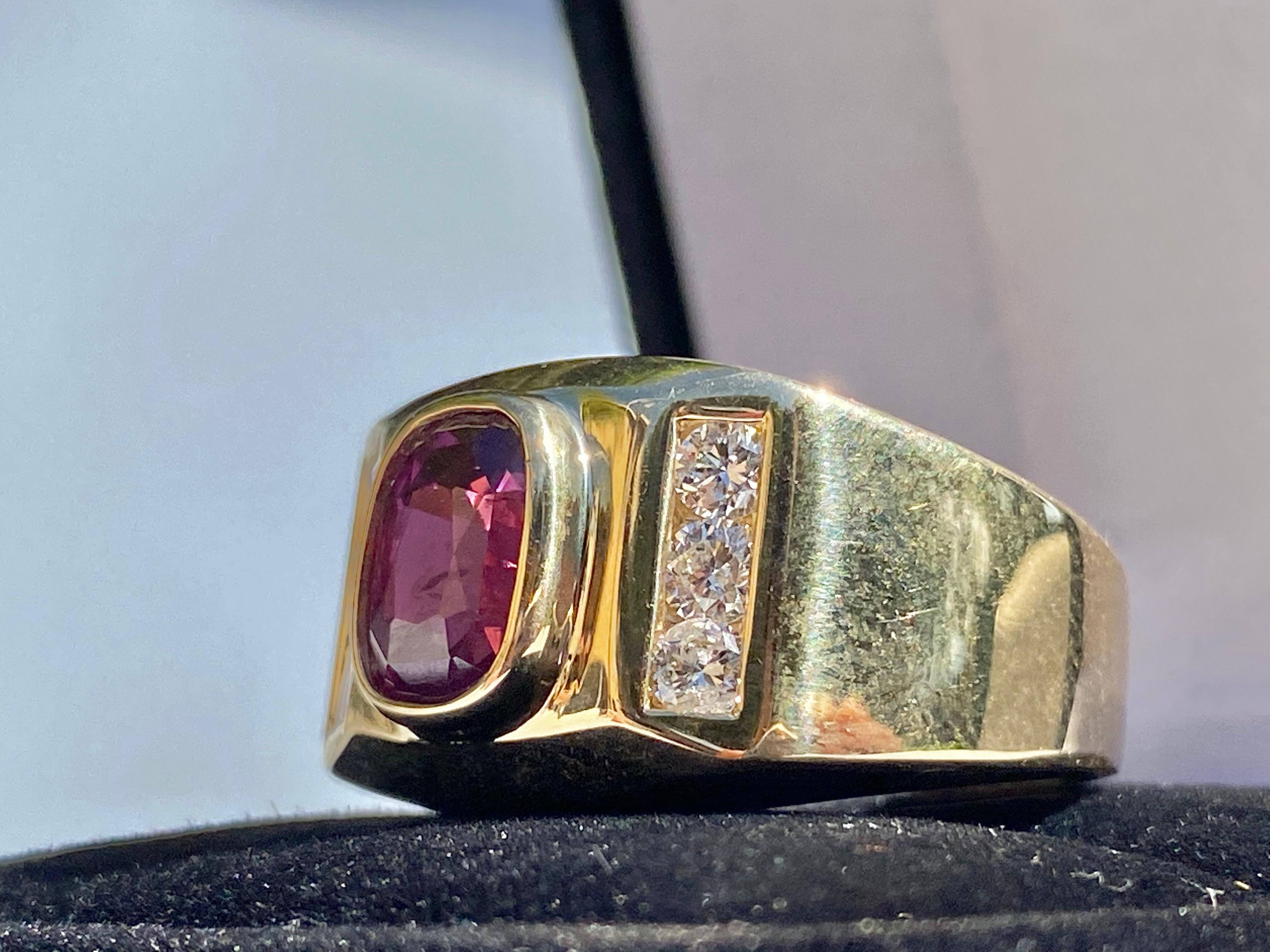 2.70 Carat Oval-Cut Purplish Red Ruby and Diamond 14 Karat Men's Ring In Excellent Condition For Sale In Miami, FL