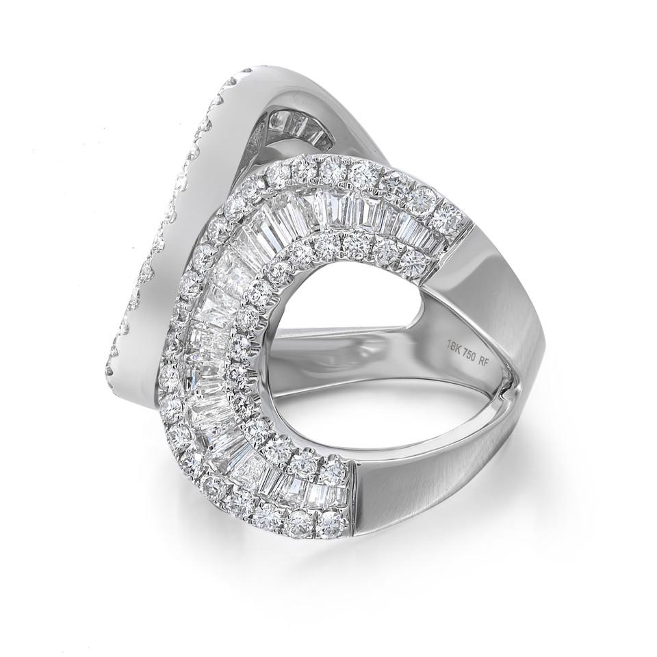 Der Modering mit rundem und Baguetteschliff ist ein faszinierendes Stück, das eine harmonische Mischung aus klassischem und modernem Design darstellt. Ein runder Diamant steht im Mittelpunkt dieses Rings, der von einem Halo kleinerer runder