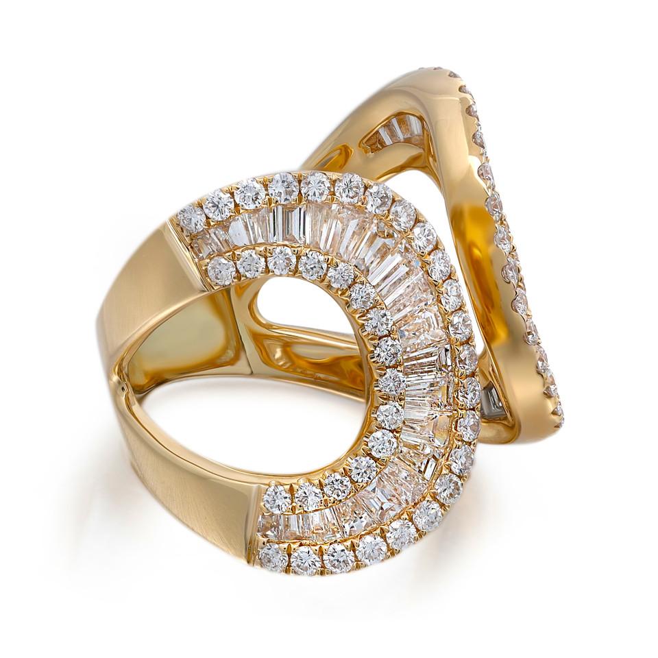 Modern 2.70 Carat Round and Baguette Diamond Ring in 18k Yellow Gold For Sale