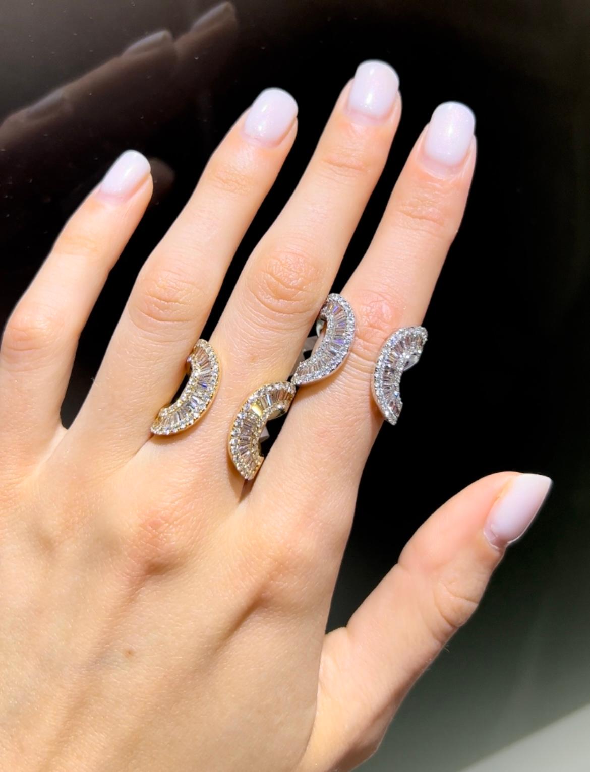 2.70 Carat Round and Baguette Diamond Ring in 18k Yellow Gold In New Condition For Sale In New York, NY