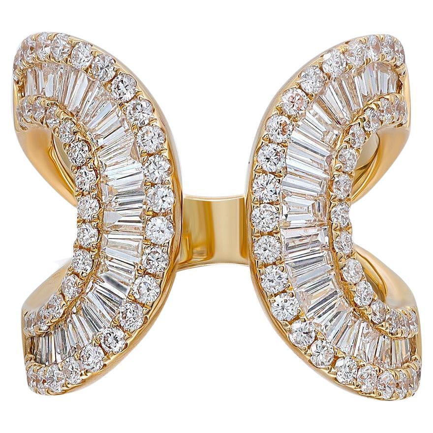 2.70 Carat Round and Baguette Diamond Ring in 18k Yellow Gold For Sale