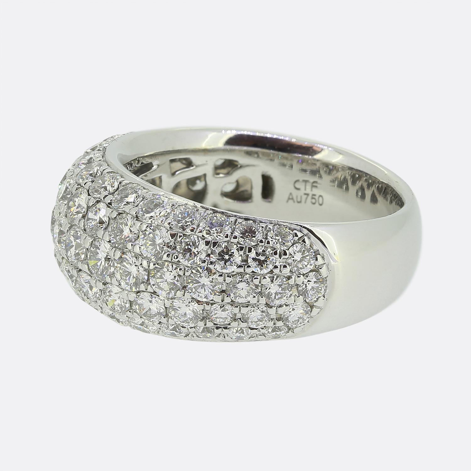 Hier haben wir einen Diamantring aus 18 Karat Weißgold mit Pavé-Fassung. Dieses Schmuckstück ist mit 2,70 Karat runden Diamanten im Brillantschliff besetzt, die sich auf fünf Reihen verteilen, die zwei Drittel des Bandes bedecken.

Zustand: