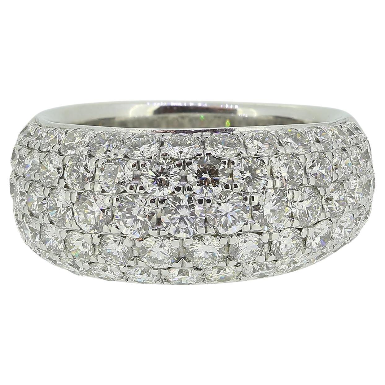Anello con diamanti rotondi incastonati a pavé da 2,70 carati