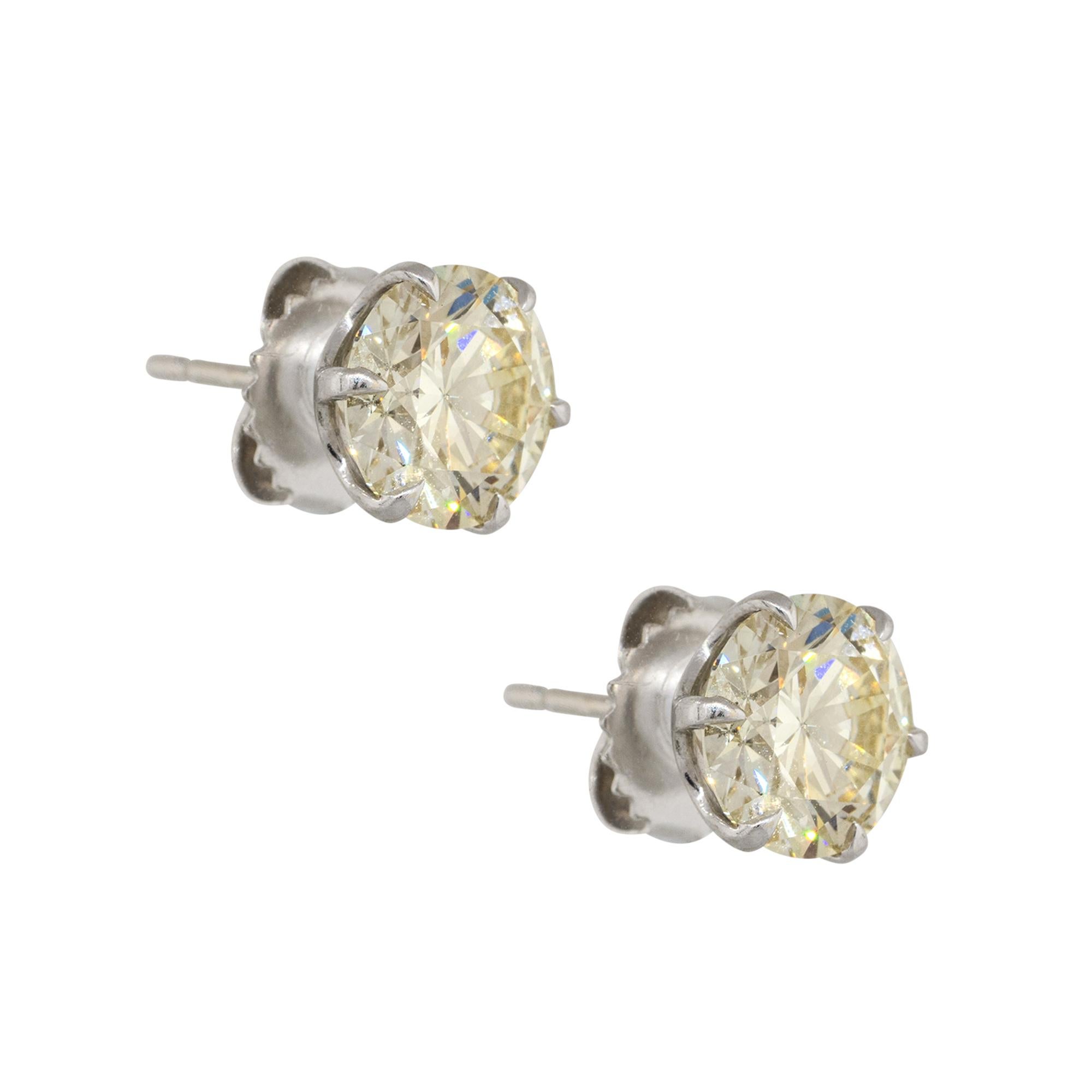 Matériau : or blanc 14k
Détails des diamants : Environ 2,70ctw de diamants de taille ronde. Les diamants sont de couleur K/L et de pureté VS2
Mesures : 16.35mm x 7.40mm x 7.40mm
Dos des boucles d'oreilles : Poteau de tension
Poids total : 1.8g