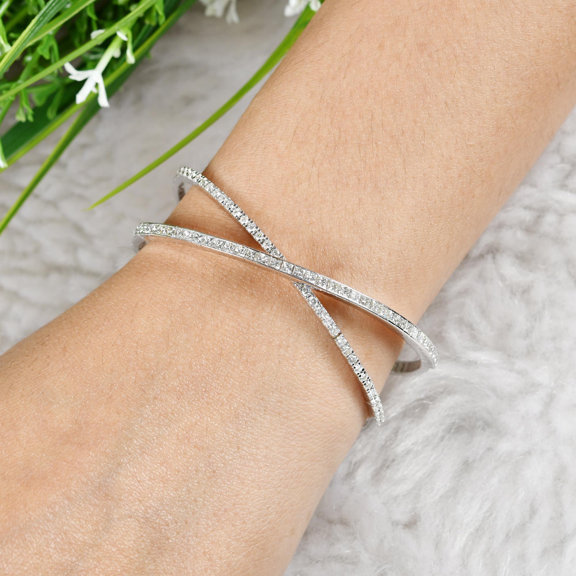 Pulsera brazalete cruzada de diamantes talla princesa SI/H de 2,70 quilates y oro blanco de 18 quilates Moderno en venta