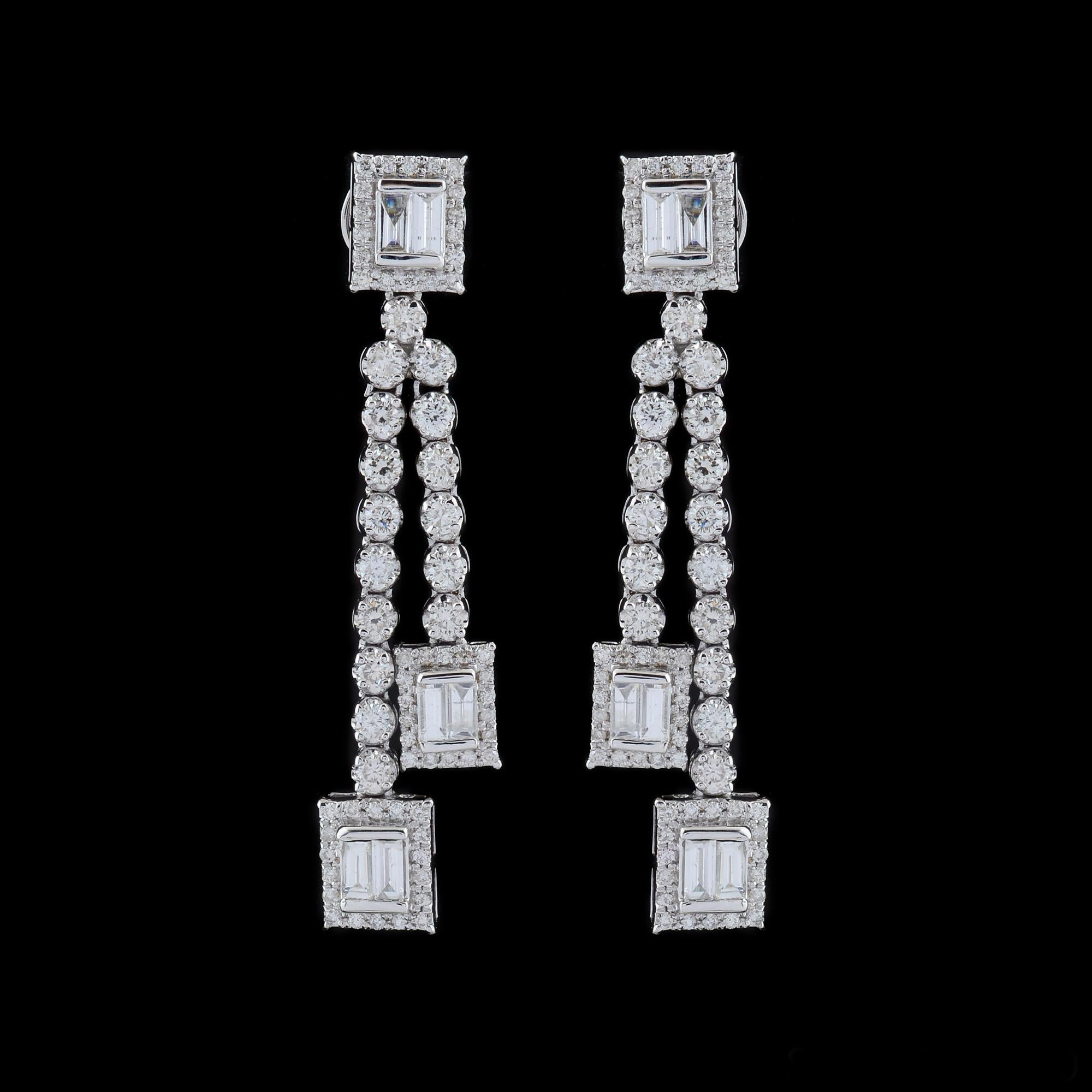 Orecchini pendenti con diamante Baguette da 2,70 carati SI/HI Gioielli in oro bianco 18 carati In condizioni Nuovo in vendita a Diera, Dubai