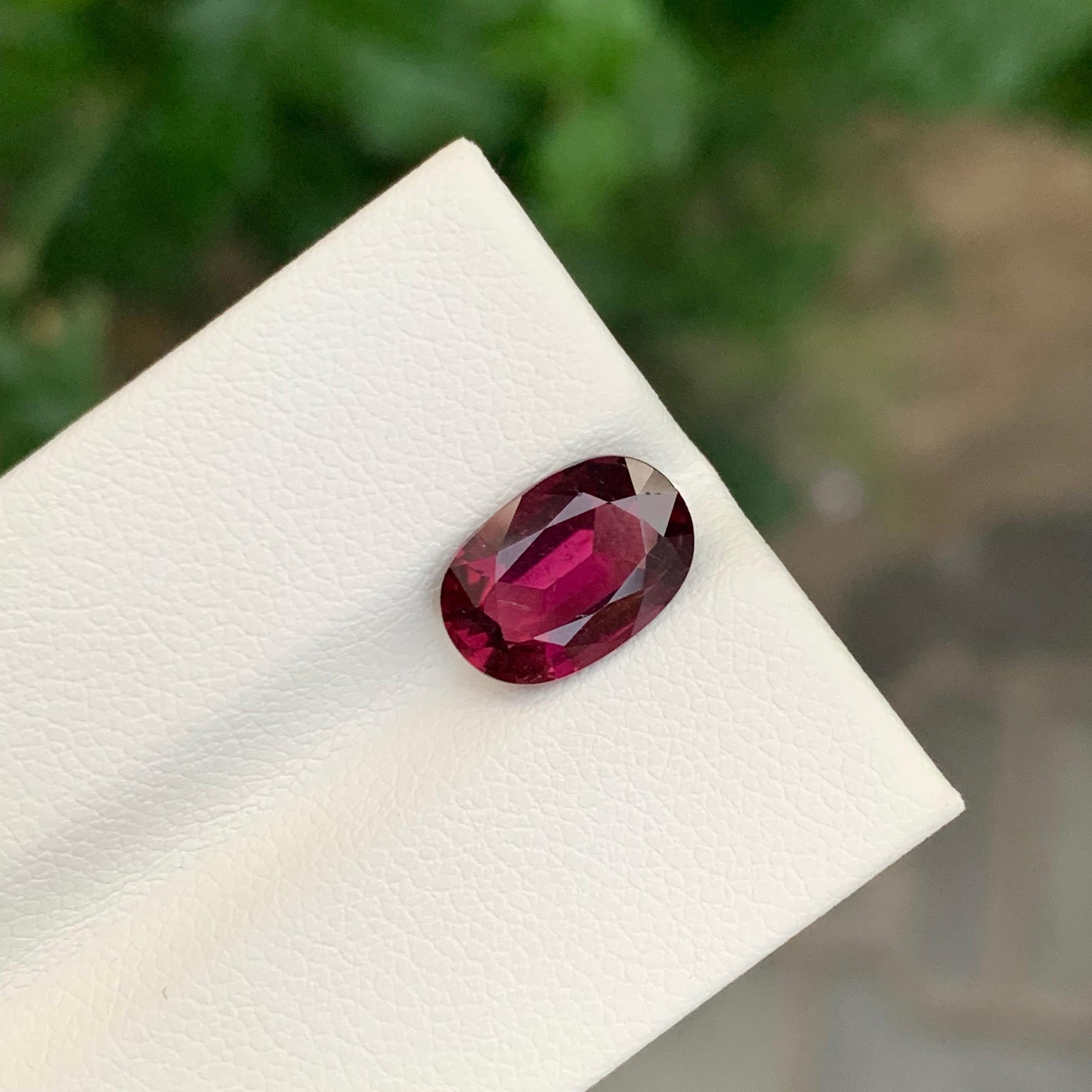 Taille ovale 2.70 Carat Stunning Faceted Rubellite Tourmaline Oval Shape Gemstone en vente