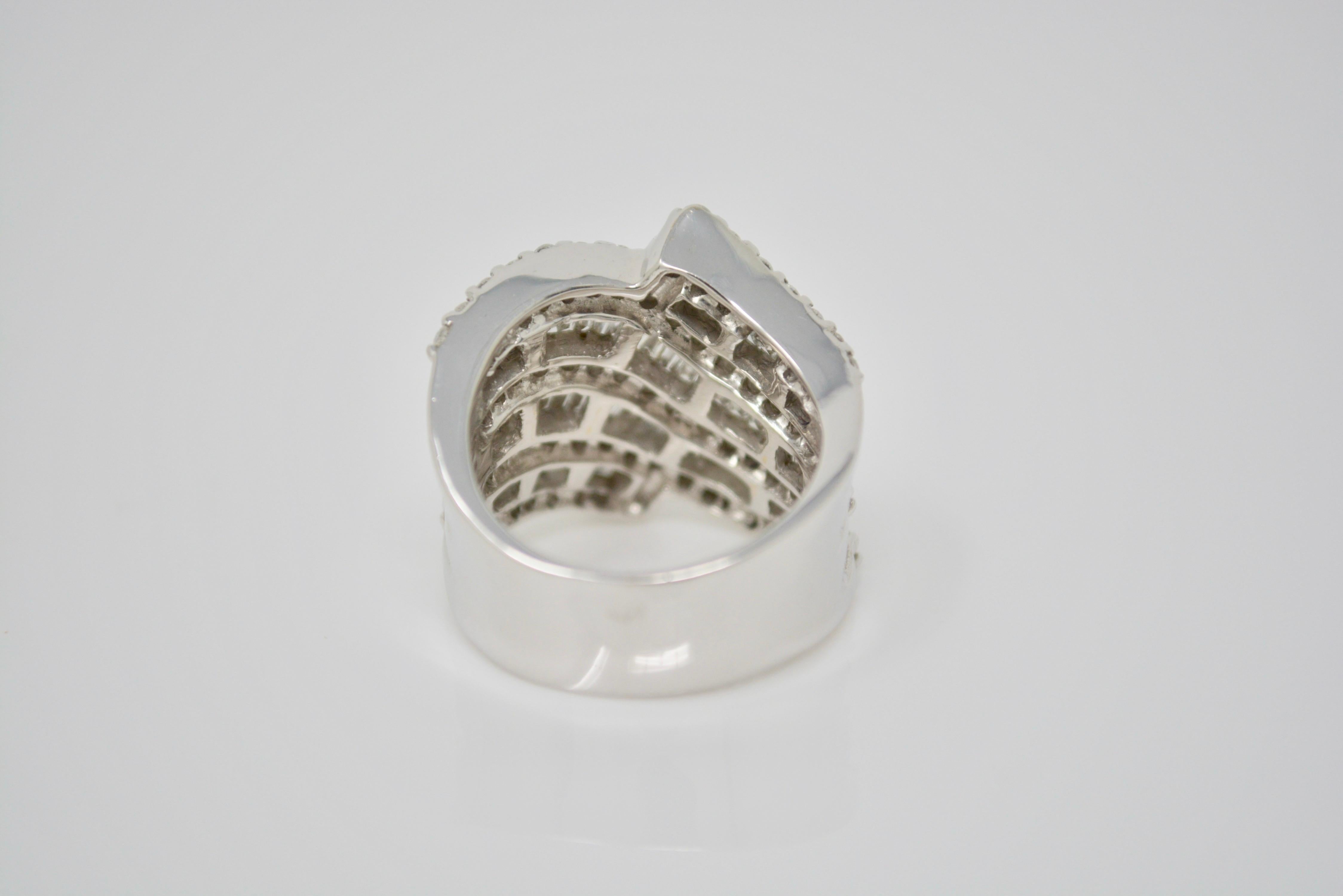 2,70 Karat weißer runder Brillant und Baguette-Diamant Cocktail-Ring aus 18K Gold im Zustand „Neu“ im Angebot in New York, NY