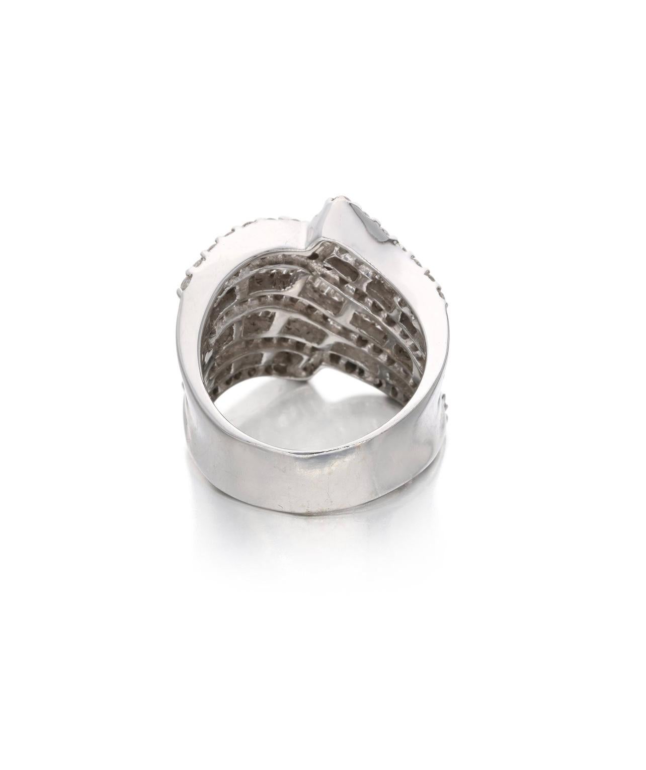 2,70 Karat weißer runder Brillant und Baguette-Diamant Cocktail-Ring aus 18K Gold (Rundschliff) im Angebot