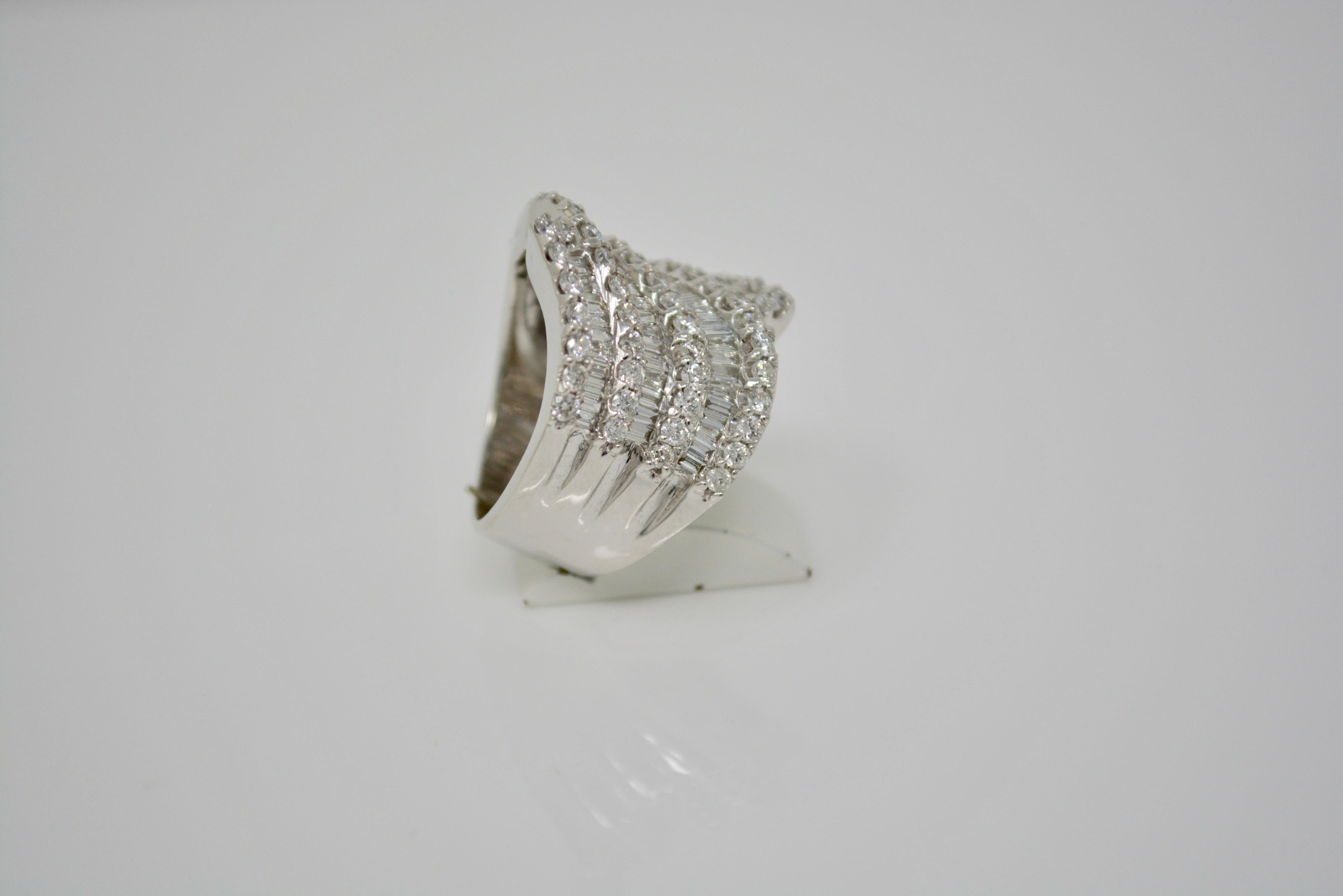 2,70 Karat weißer runder Brillant und Baguette-Diamant Cocktail-Ring aus 18K Gold im Angebot 3