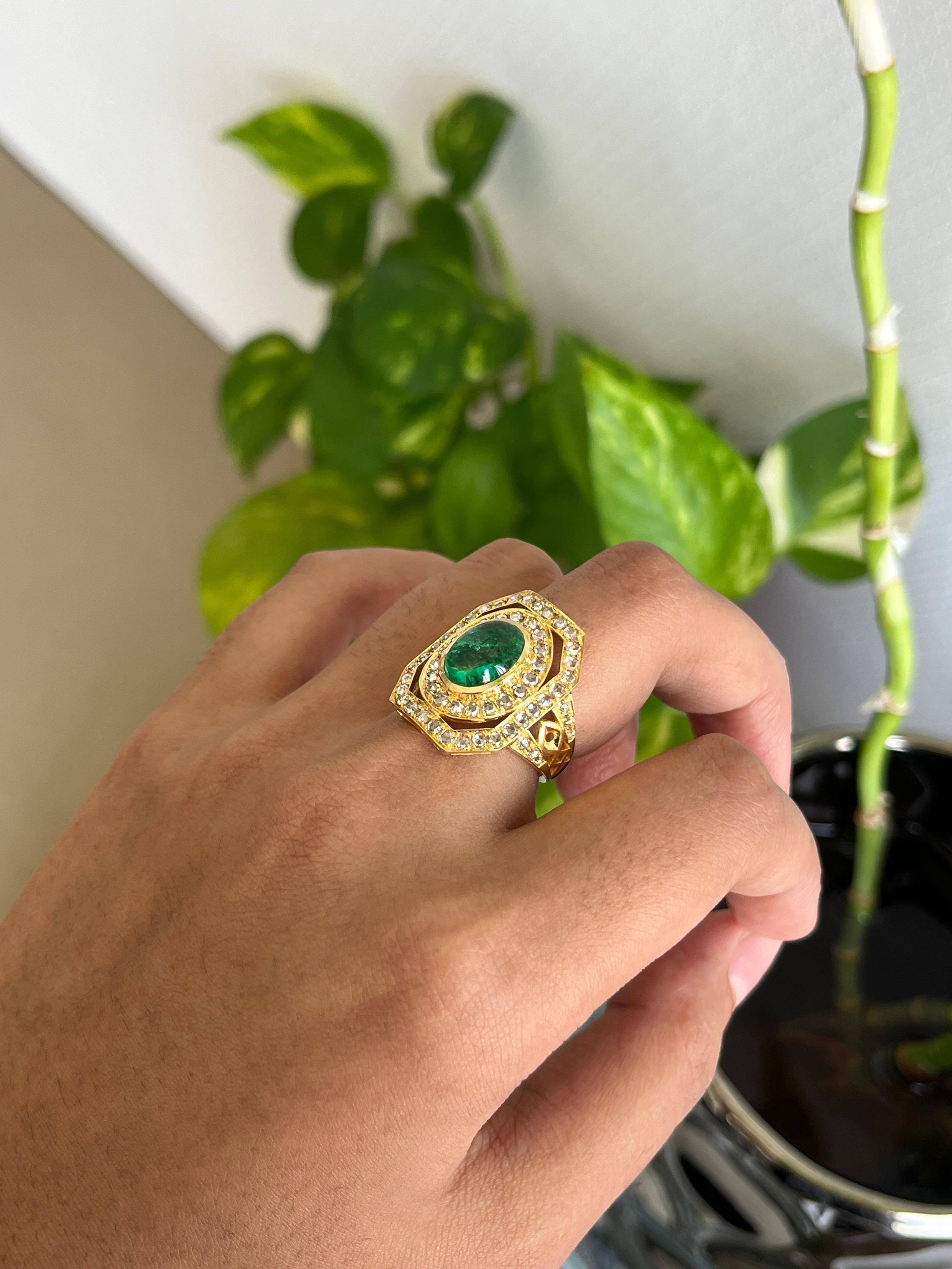 Presentamos el epítome del lujo y la sofisticación: el impresionante Anillo de Esmeralda de inspiración victoriana, una auténtica maravilla en el mundo de la alta joyería. Elaborada con precisión y pasión, esta extravagante pieza irradia opulencia