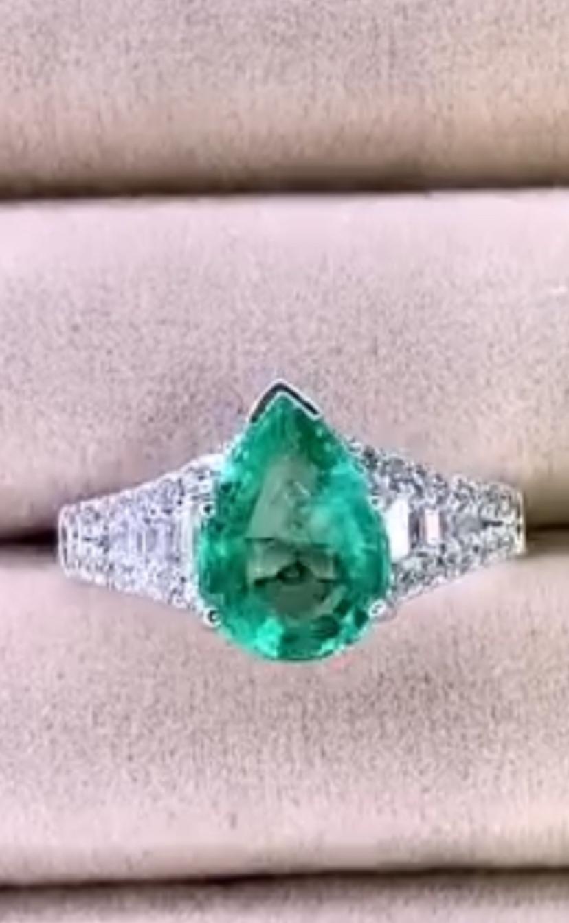Un exquisito anillo de Esmeralda y Diamantes, de diseño moderno y elegante.
Eleva tu belleza intemporal y añade un toque de color y refinamiento a tu persona.
Impresionante anillo de oro de 18 quilates con una Esmeralda Natural de Zambia de 2,70
