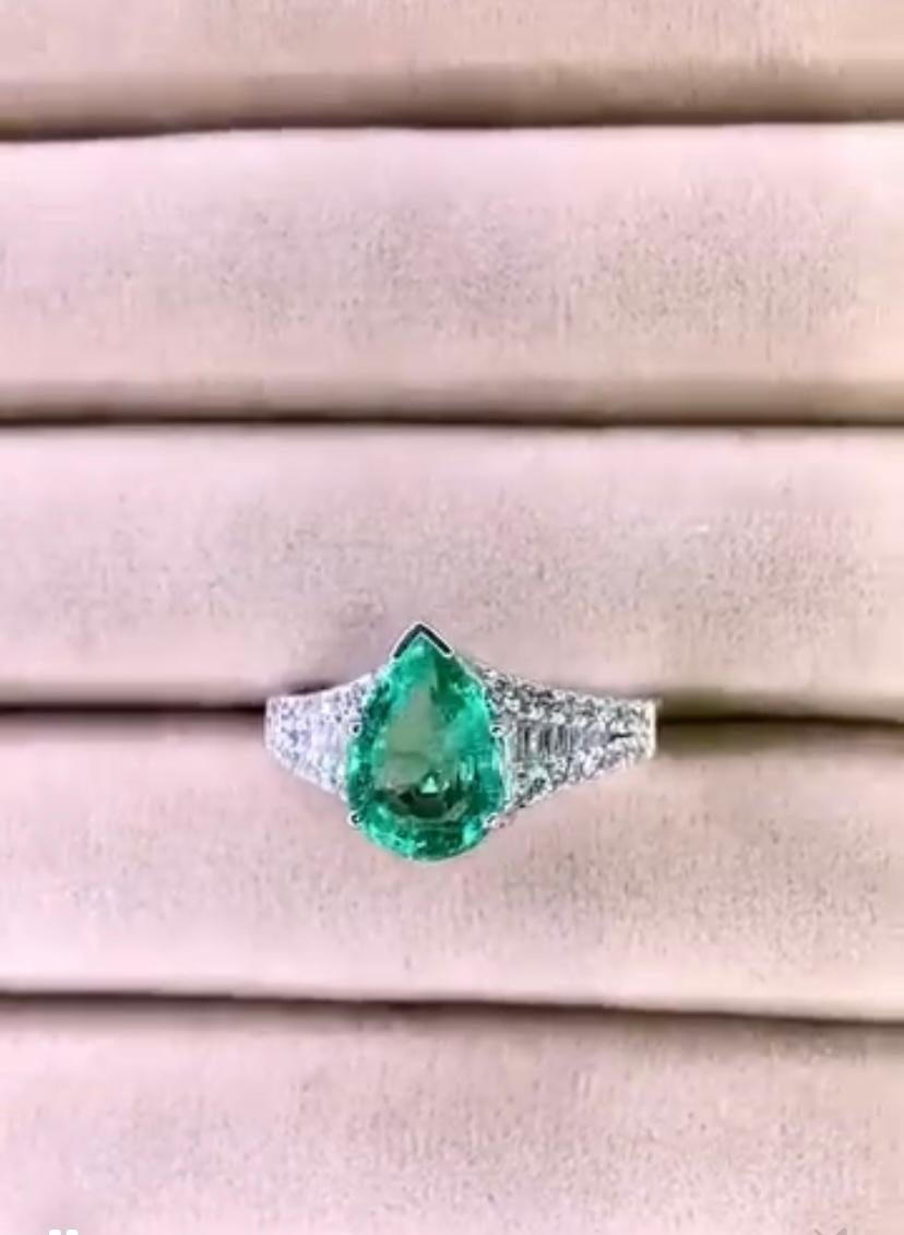 Anillo de cóctel de oro de 18 quilates con diamantes esmeralda de Zambia de 2,70 quilates Corte pera en venta