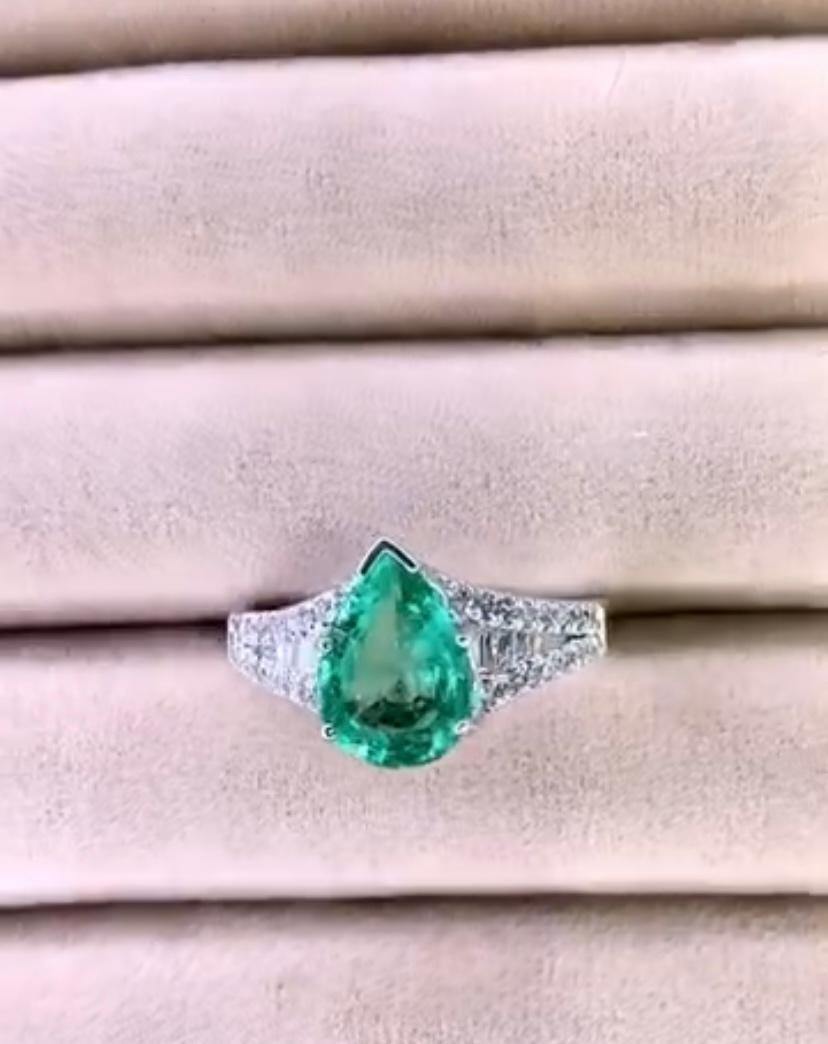 Anillo de cóctel de oro de 18 quilates con diamantes esmeralda de Zambia de 2,70 quilates en Nuevo estado para la venta en Massafra, IT