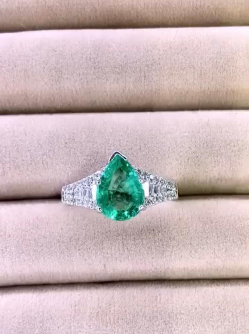 De las mujeres Anillo de cóctel de oro de 18 quilates con diamantes esmeralda de Zambia de 2,70 quilates en venta