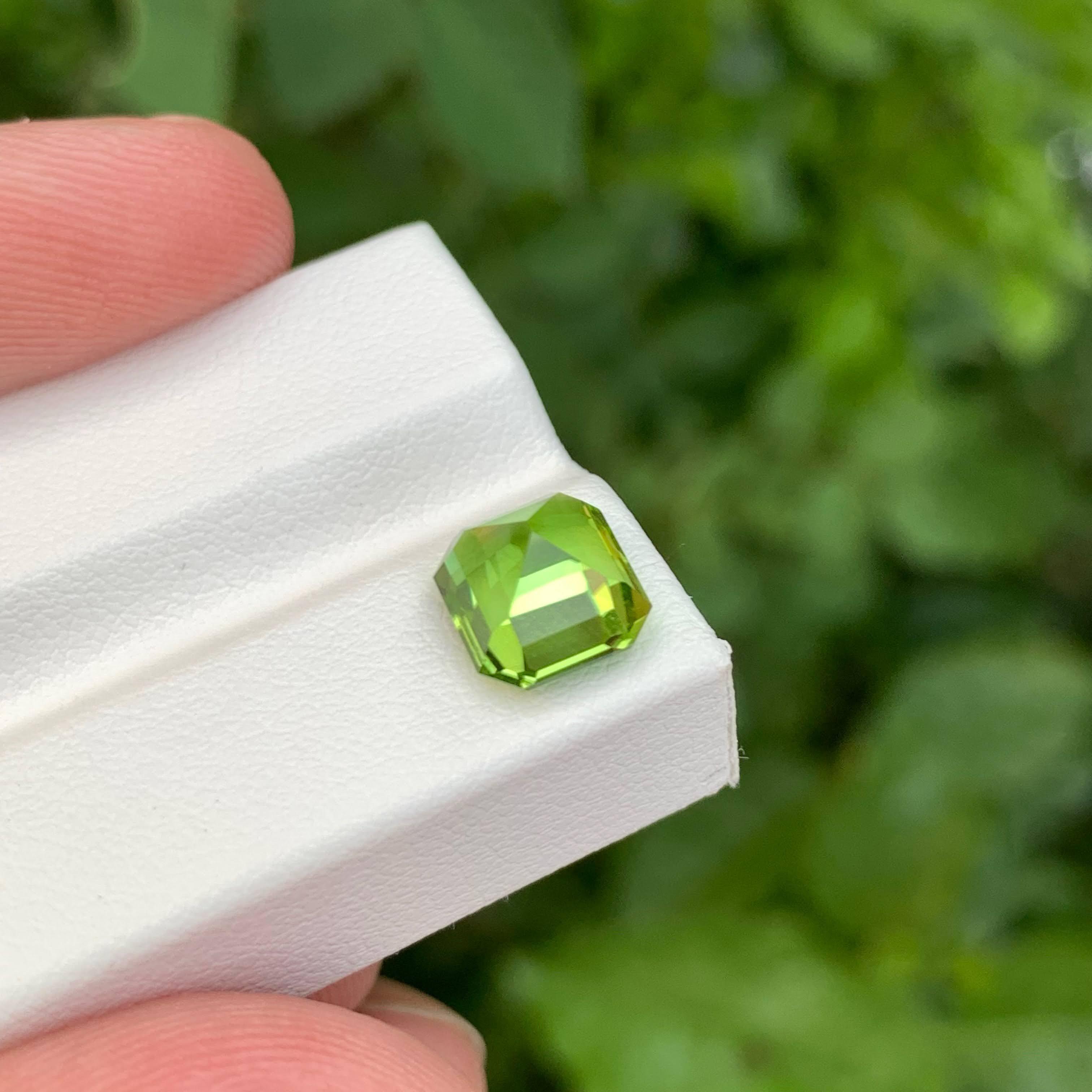 Moderne Pierre précieuse pakistanaise naturelle de 2,70 carats de péridot vert pomme de taille Asscher en vente