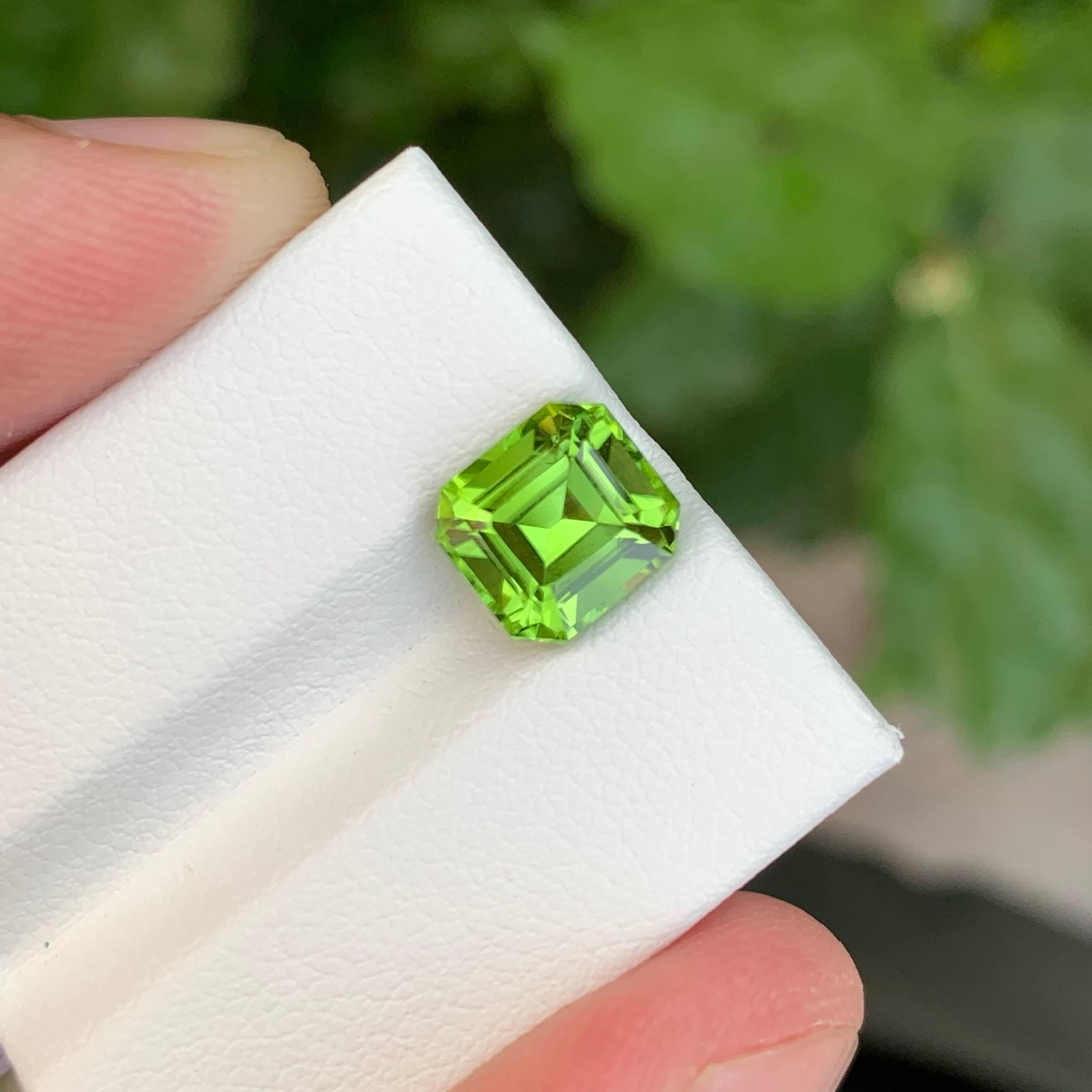 Pierre précieuse pakistanaise naturelle de 2,70 carats de péridot vert pomme de taille Asscher Unisexe en vente