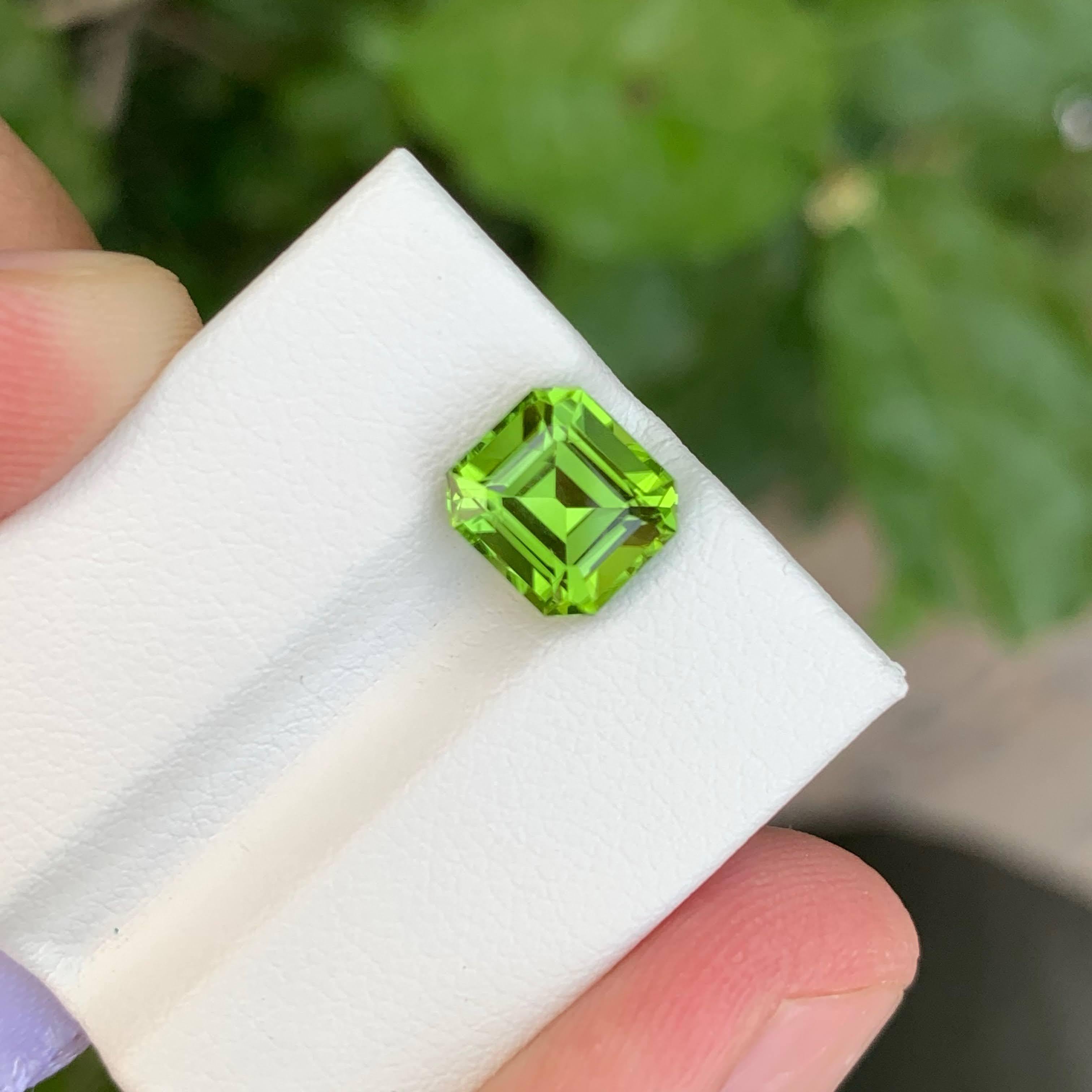 Pierre précieuse pakistanaise naturelle de 2,70 carats de péridot vert pomme de taille Asscher en vente 1