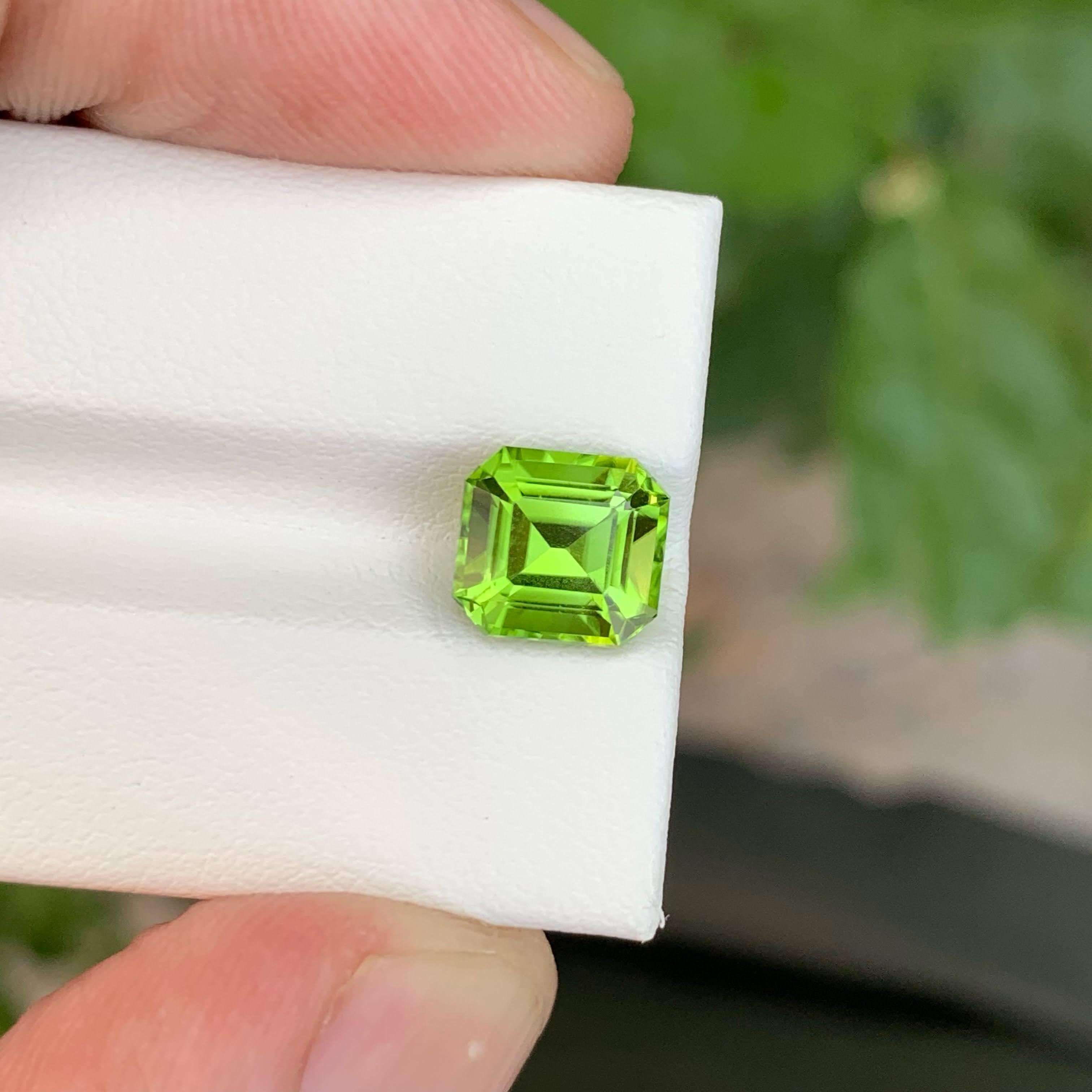 Pierre précieuse pakistanaise naturelle de 2,70 carats de péridot vert pomme de taille Asscher en vente 3