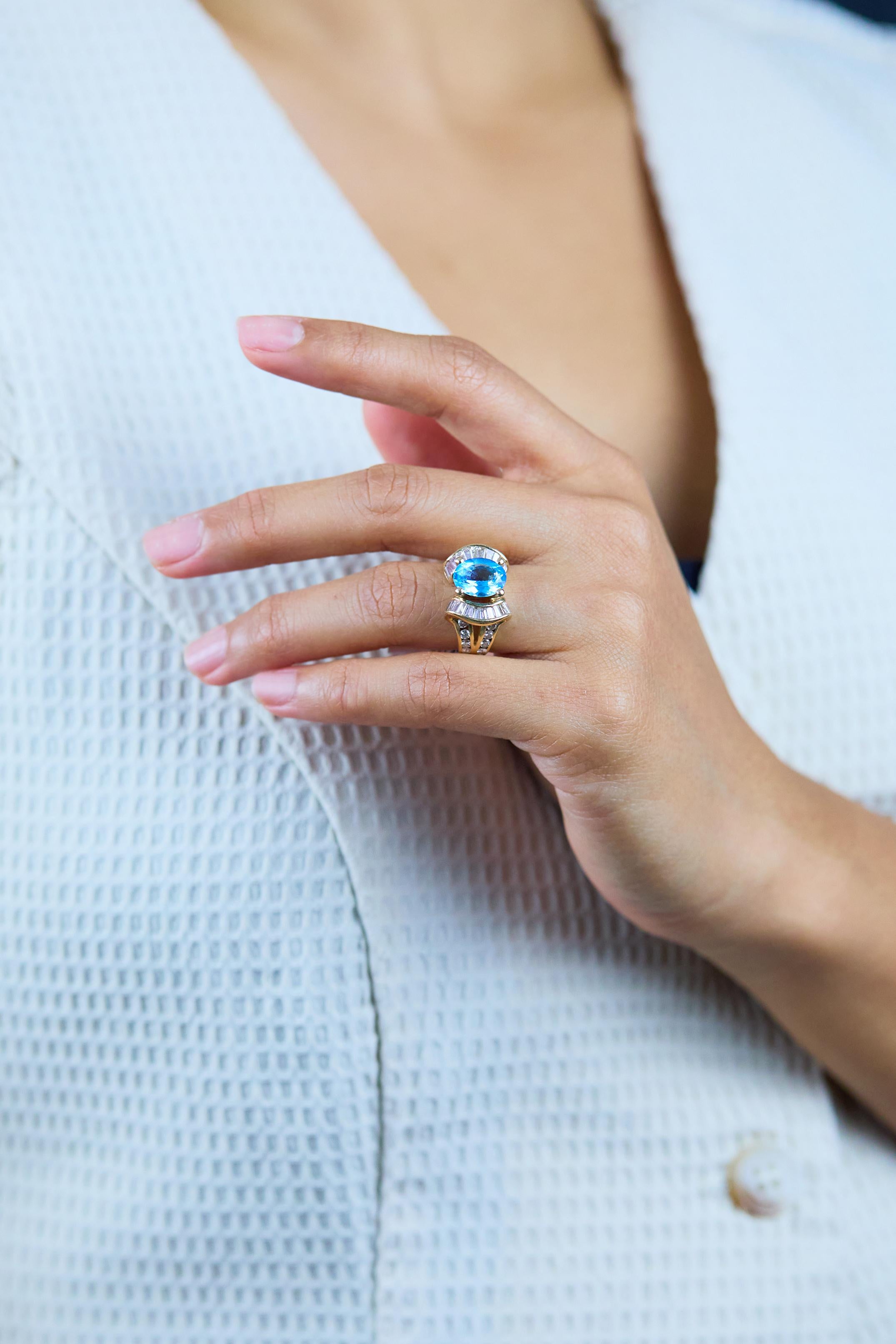 Vintage 2.70 Carats Oval Cut Blue Topaz & Diamond Fashion Ring in Yellow Gold In Good Condition For Sale In New York, NY
