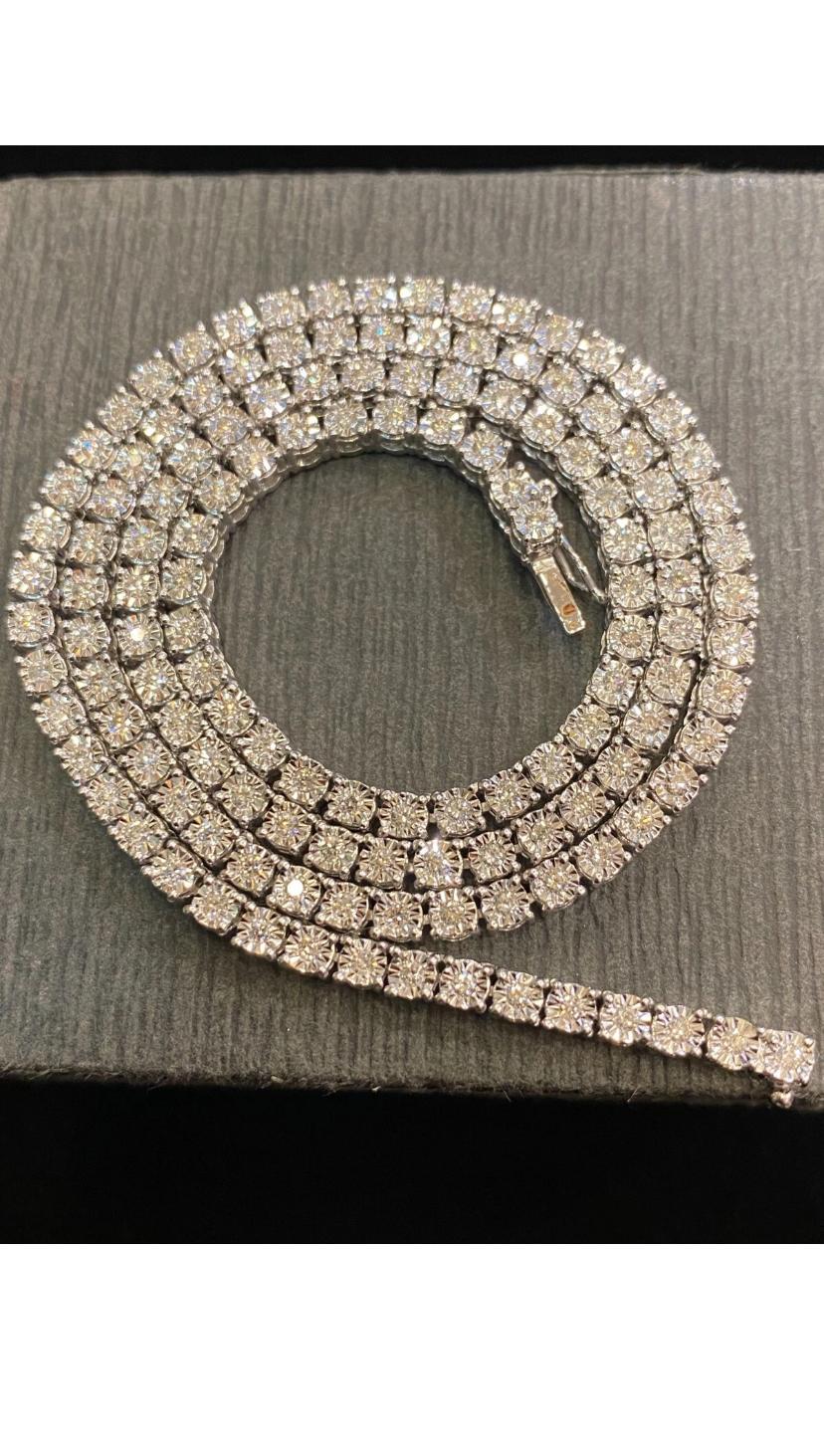 Una squisita collana tennis con diamanti dal design contemporaneo, così elegante e affascinante.
Eleva la tua bellezza senza tempo e aggiungi un tocco di raffinatezza al tuo look.
Lo splendido esemplare è realizzato in oro 14k con uno splendido pavè