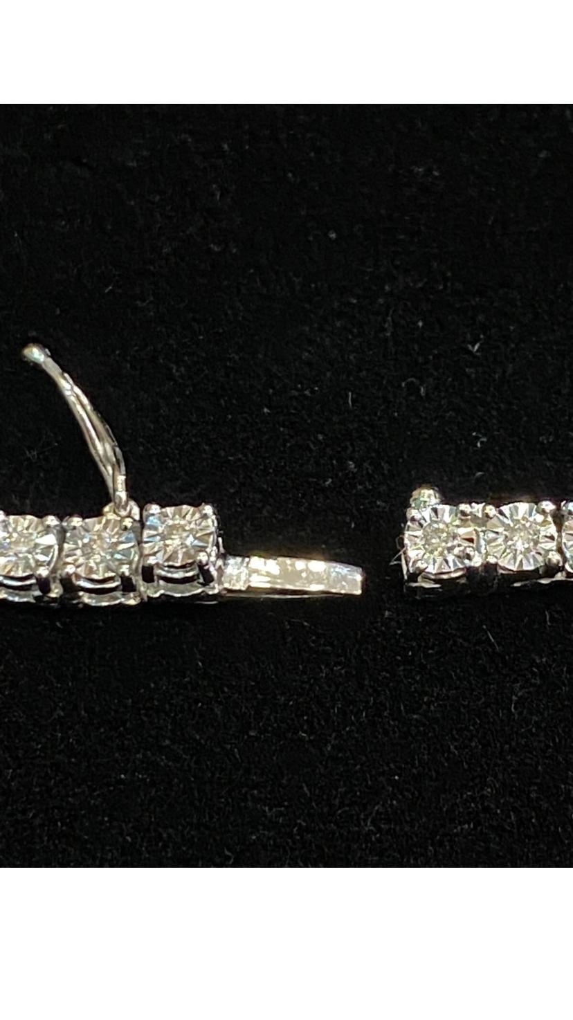 Taglio rotondo Collana tennis in oro con pavé di diamanti tondi brillanti da 2,70 carati in vendita