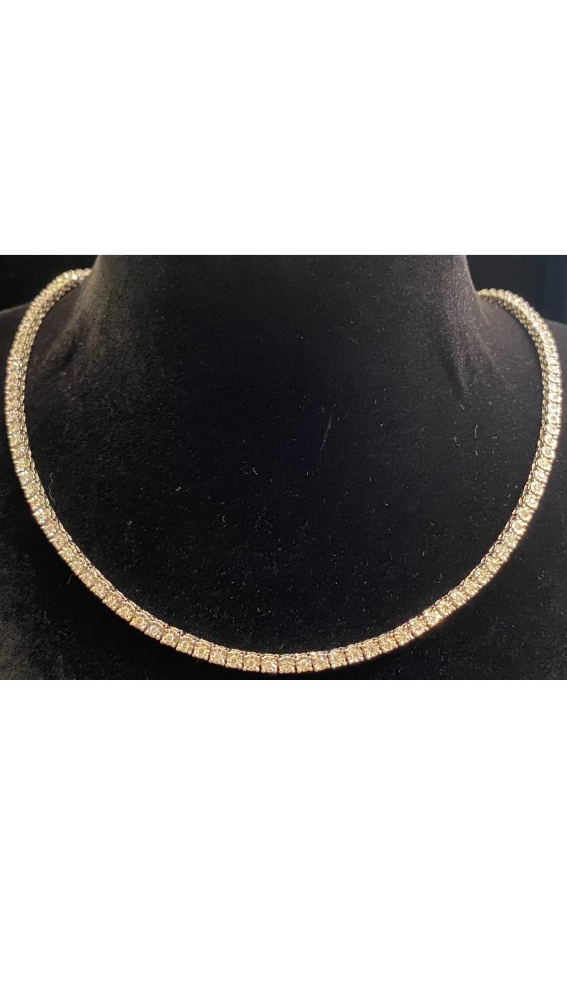 Collana tennis in oro con pavé di diamanti tondi brillanti da 2,70 carati in vendita 1