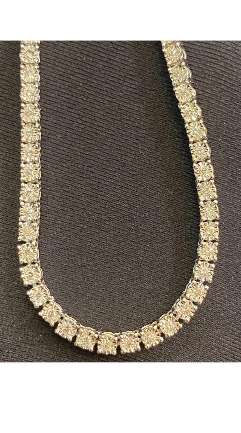 Collana tennis in oro con pavé di diamanti tondi brillanti da 2,70 carati in vendita 4
