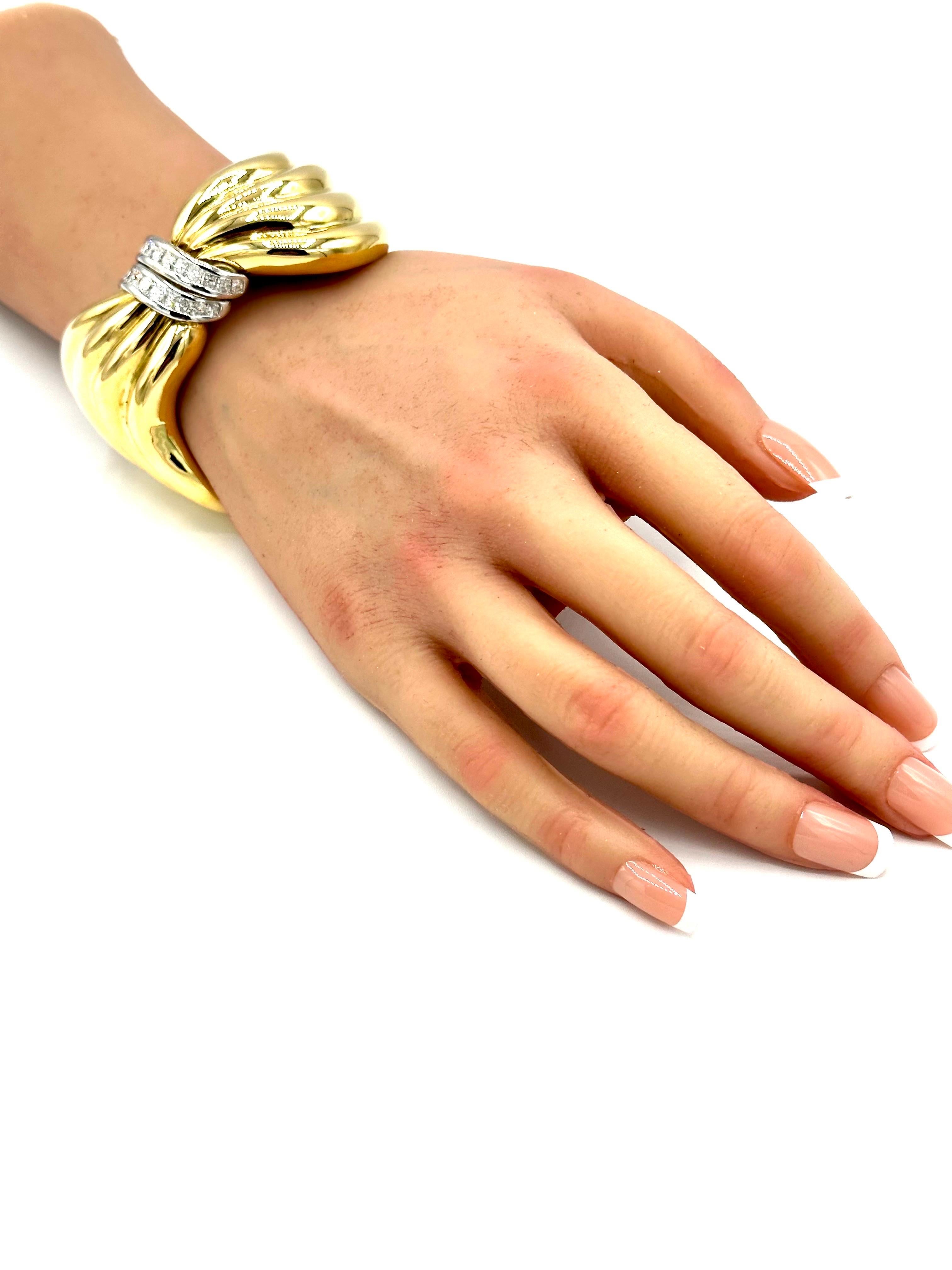 Rétro Bracelet jonc à rubans en or jaune 18 carats et diamants radiants de 2,70 carats en vente