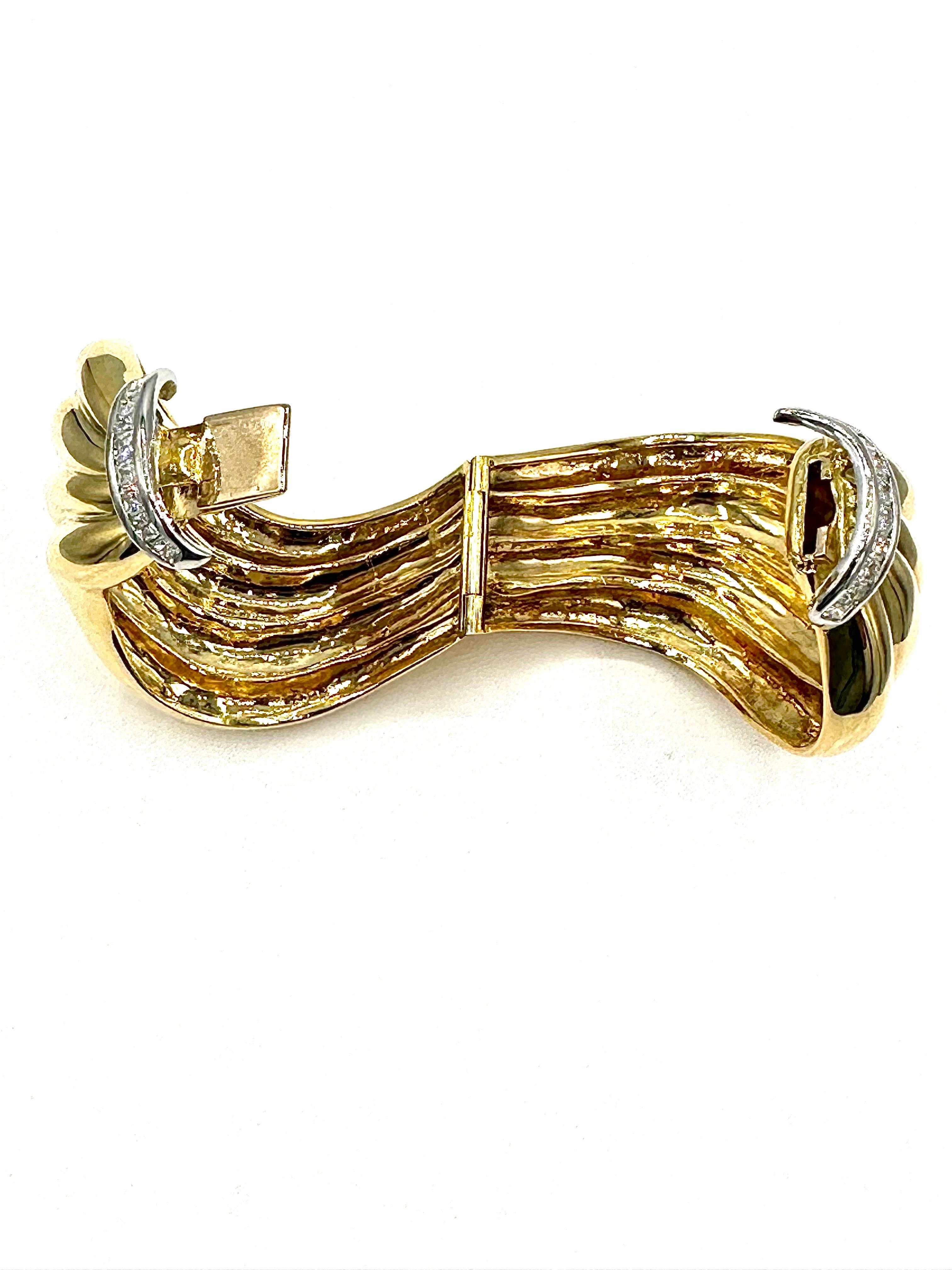 Bracelet jonc à rubans en or jaune 18 carats et diamants radiants de 2,70 carats Unisexe en vente