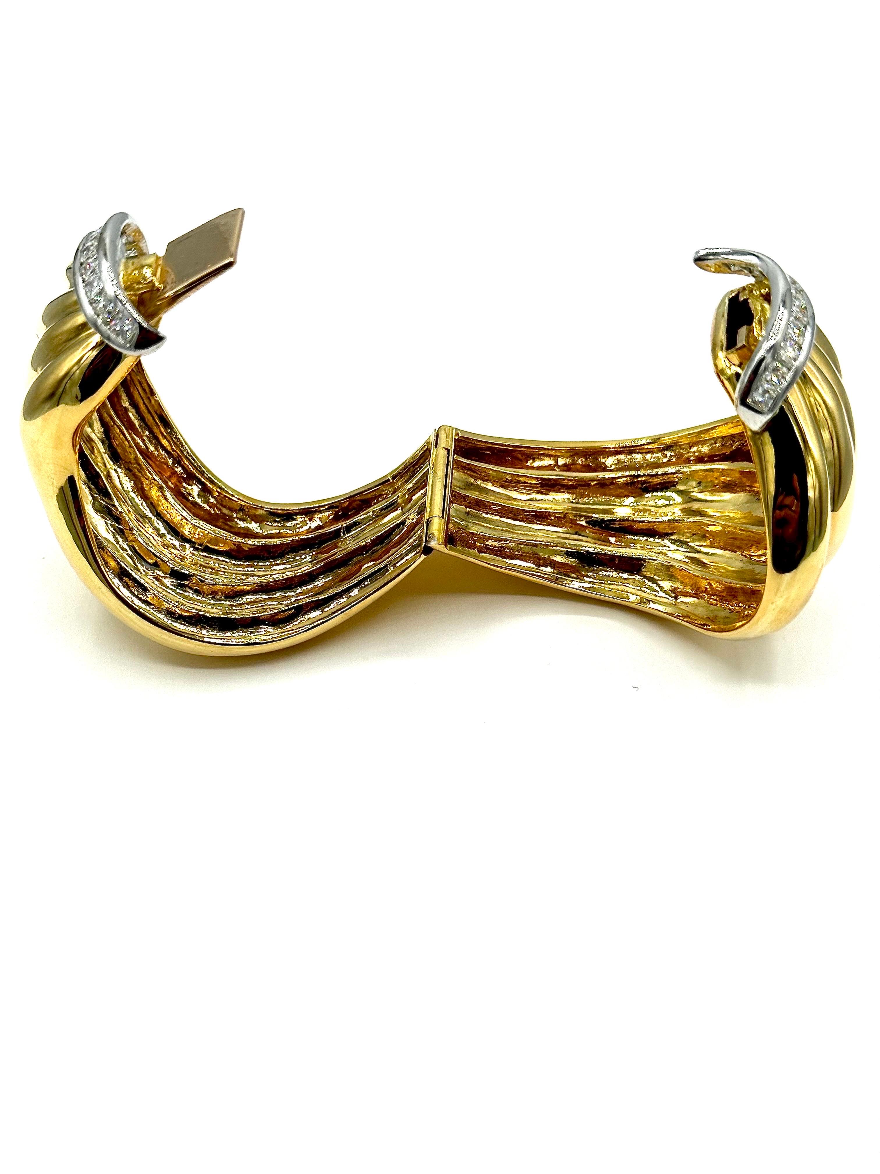 2.70 Carats Radiant Diamonds and 18K Yellow Gold Ribbon Bangle Bracelet  For Sale 1