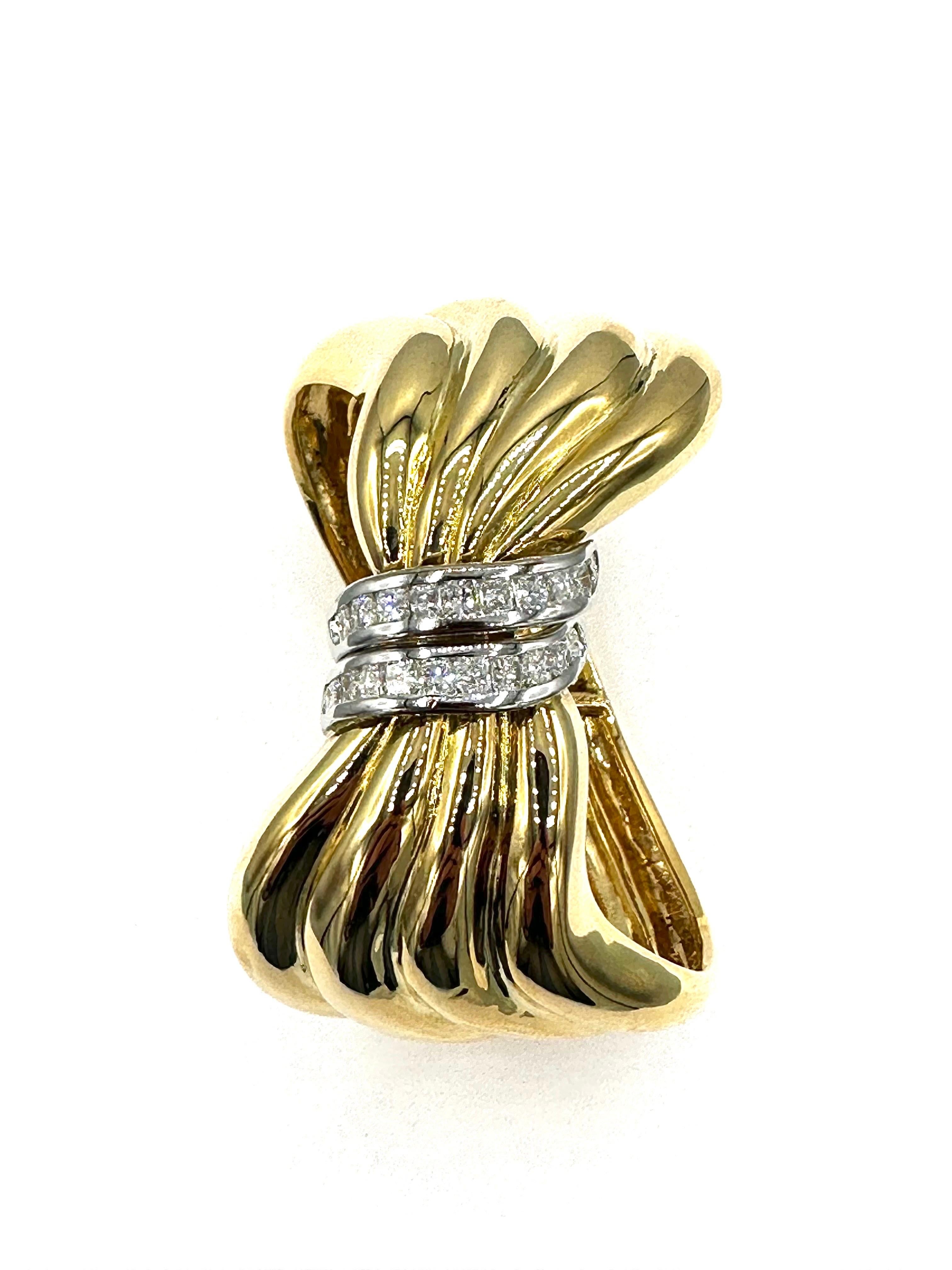 2.70 Carats Radiant Diamonds and 18K Yellow Gold Ribbon Bangle Bracelet  For Sale 2