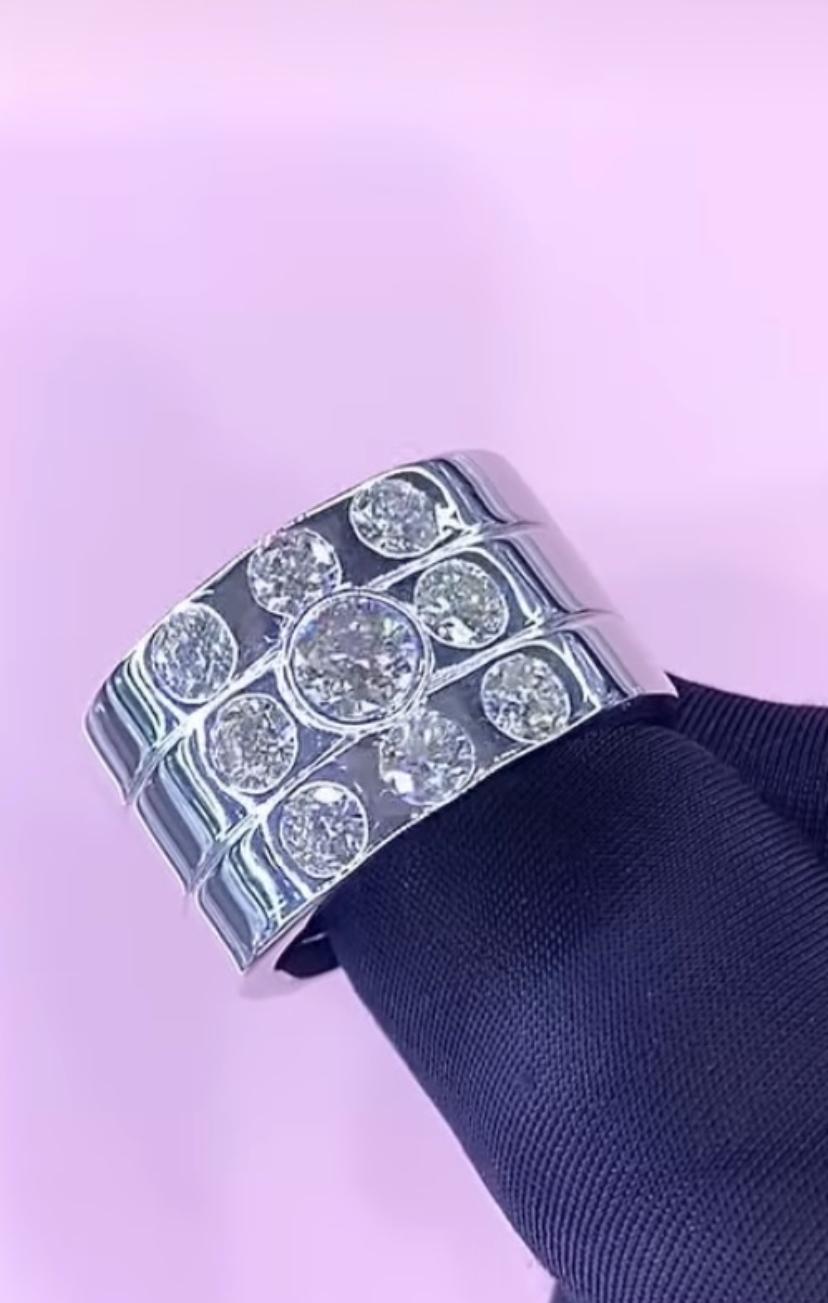 Una exquisita banda de Diamantes, de diseño contemporáneo, tan elegante y de estilo refinado.
Eleva tu belleza atemporal y añade un toque de glamour y refinamiento a tu look.
Impresionante banda de oro de 18 quilates con un lustroso Diamante Natural