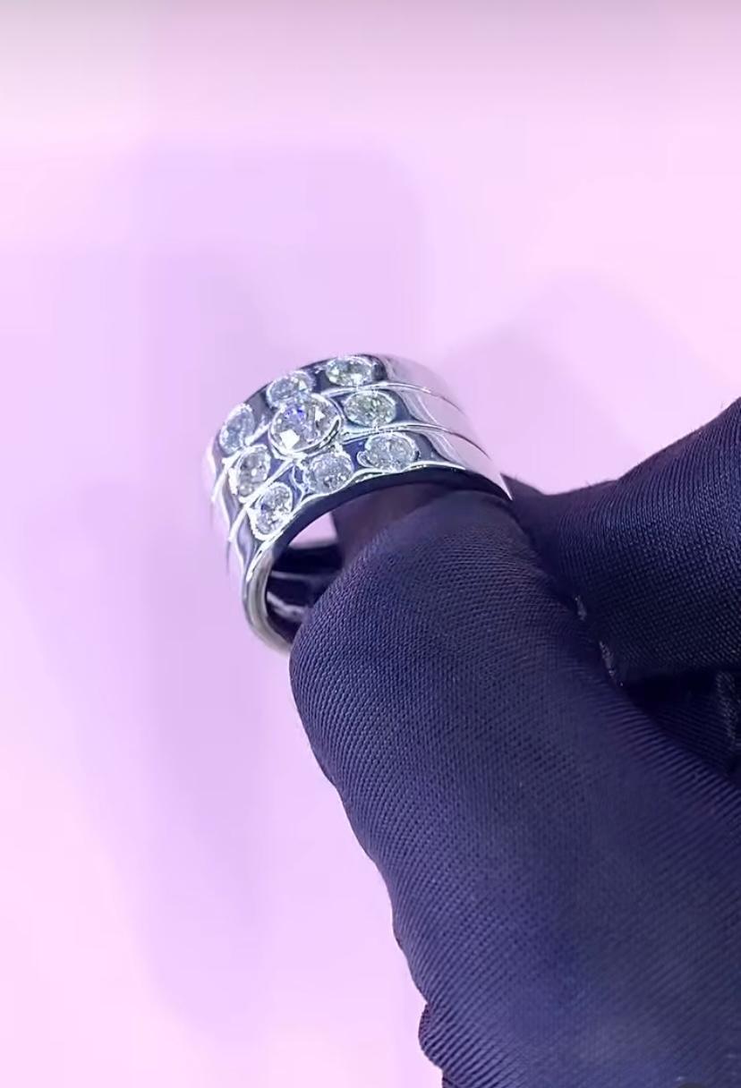 Femenino o masculino Anillo de oro de 18 quilates con diamantes redondos en forma brillante de 2,70 quilates en venta