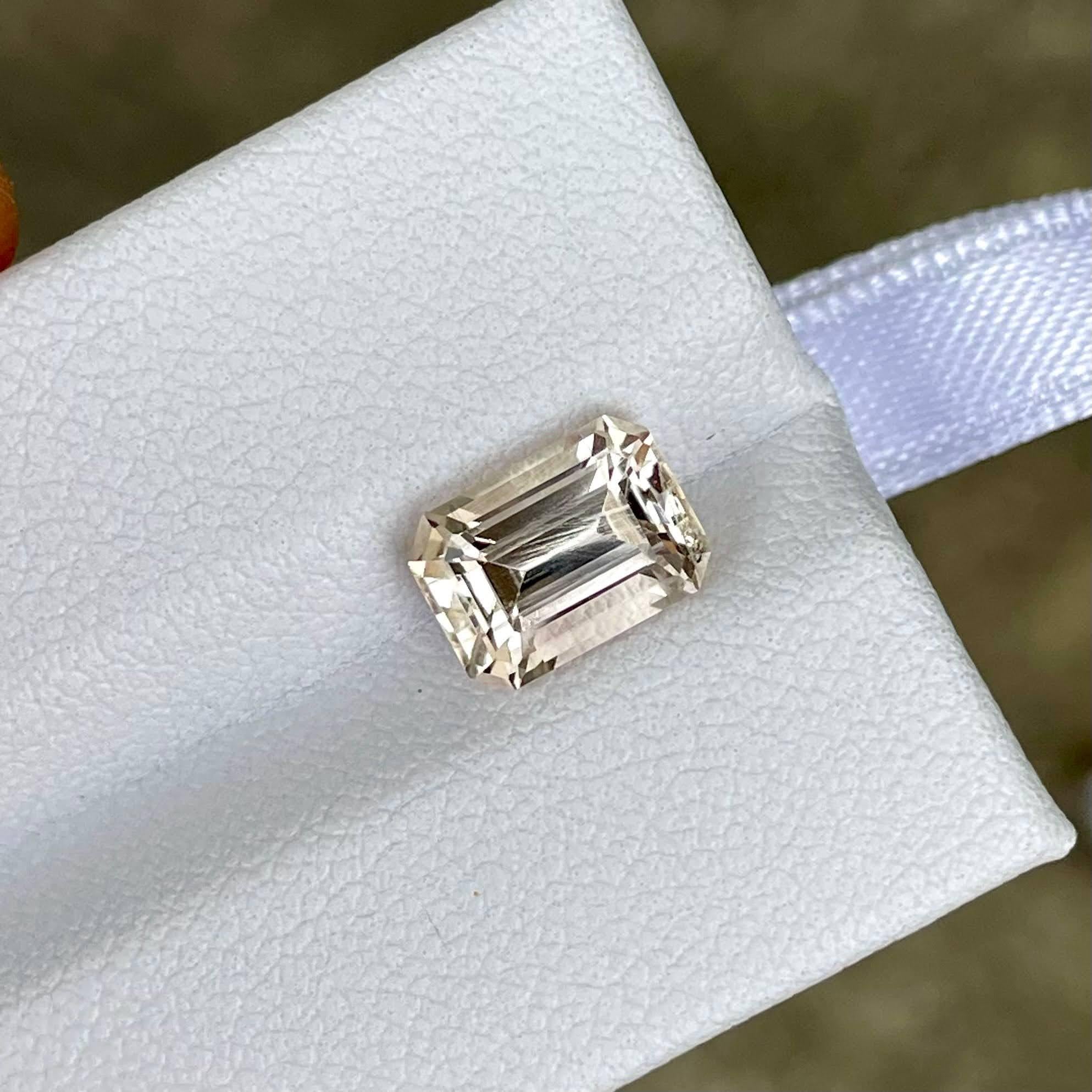 Poids 2,70 carats 
Dimensions 8,9x6,4x5,3 mm
Traitement aucun 
Origine : Pakistan 
Clarté VVS
Forme octogonale 
Taille émeraude 


Cette exquise pierre précieuse Topaze de 2.70 carats, provenant des riches paysages géologiques du Pakistan, est d'une