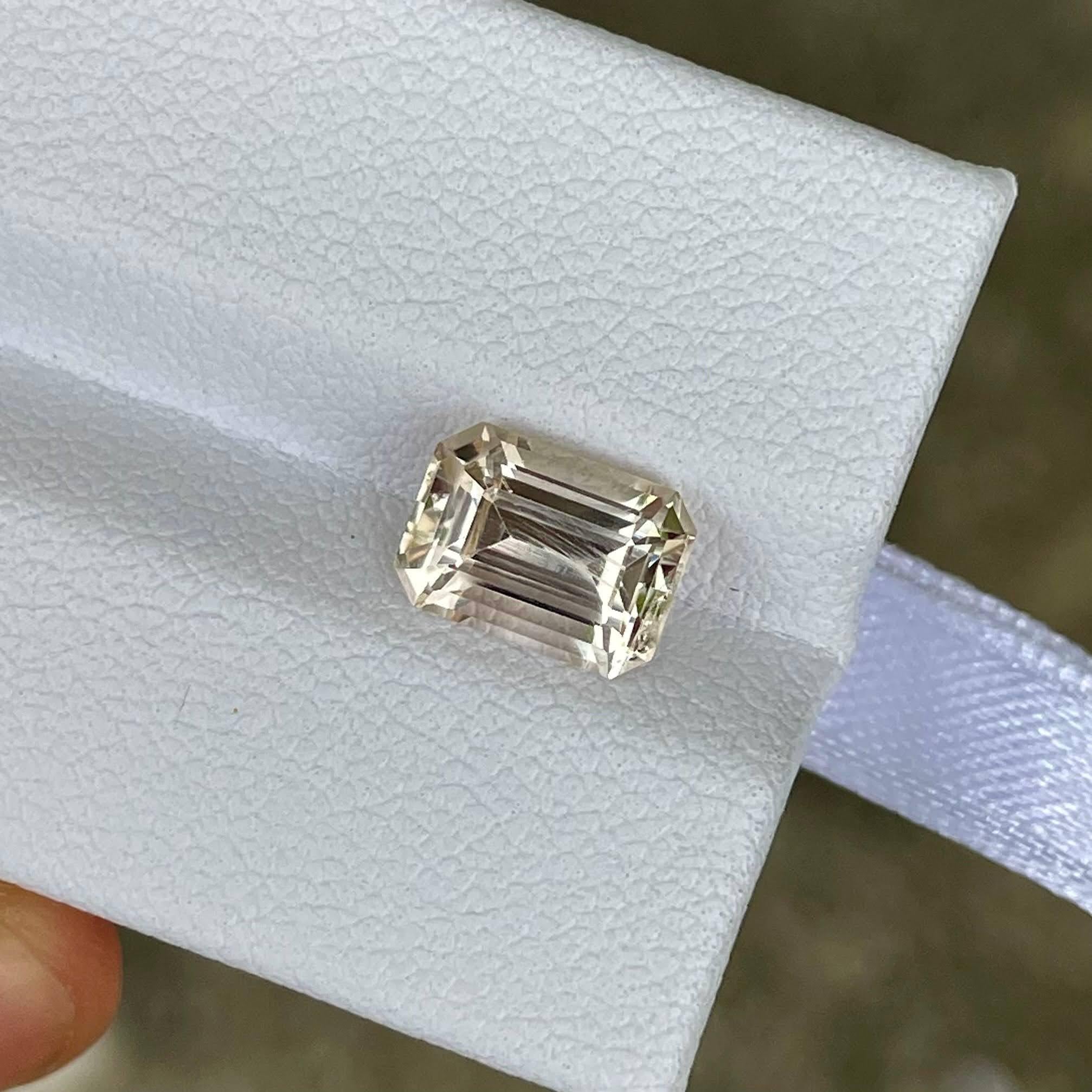 Moderne Pierre topaze de 2,70 carats, pierre naturelle pakistanaise taille émeraude en vente