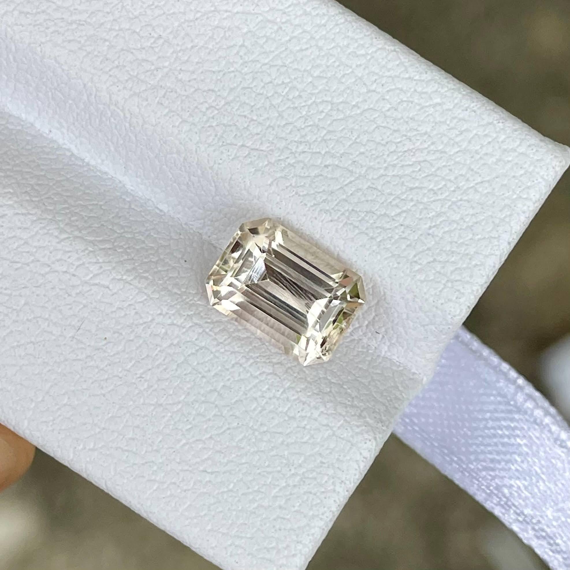 Taille émeraude Pierre topaze de 2,70 carats, pierre naturelle pakistanaise taille émeraude en vente