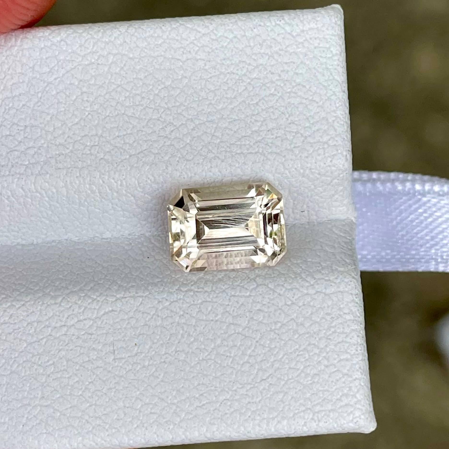 Pierre topaze de 2,70 carats, pierre naturelle pakistanaise taille émeraude Neuf - En vente à Bangkok, TH