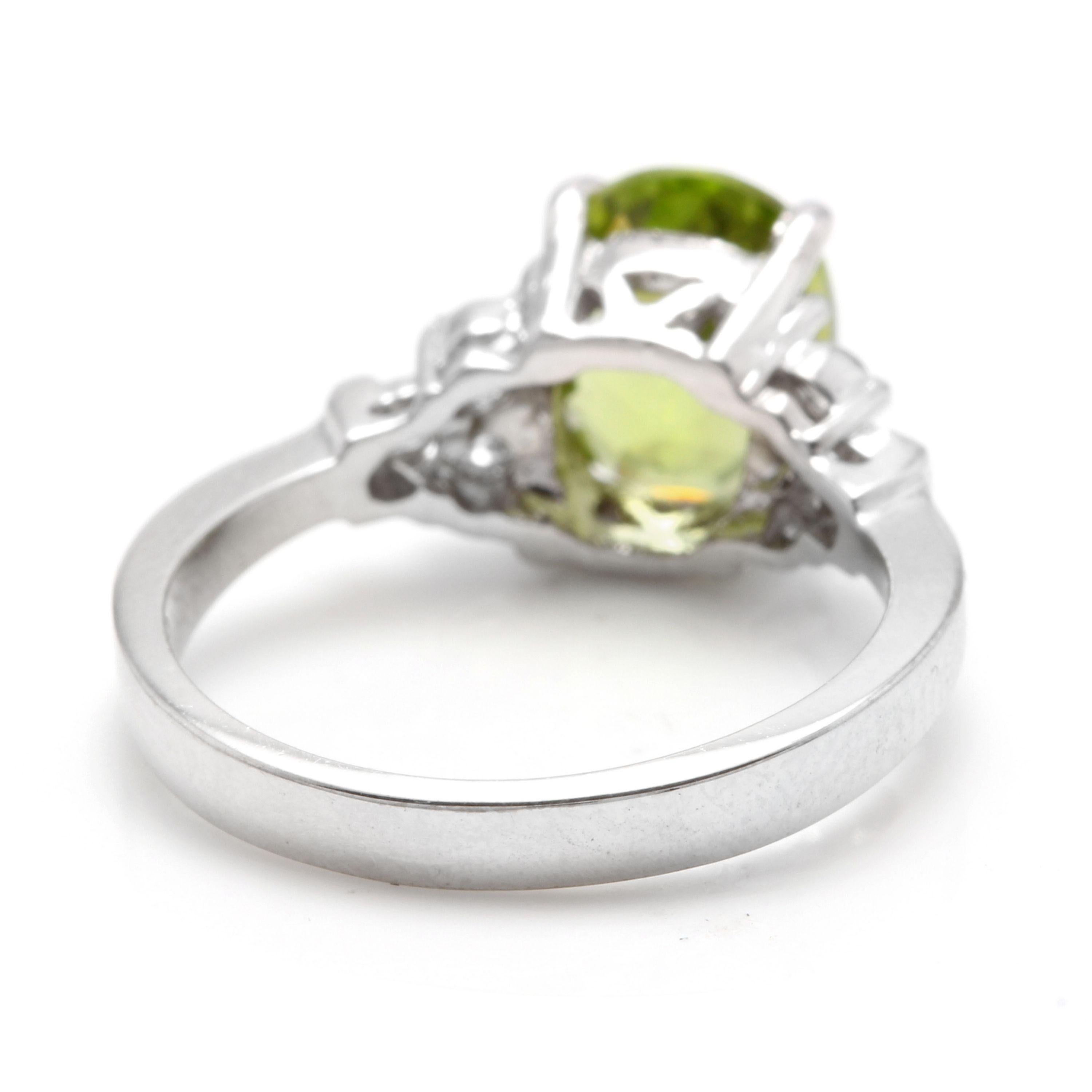 2.70 Carat Natural Very Nice Looking Peridot and Diamond 14K Solid Gold Ring In New Condition For Sale In Los Angeles, CA